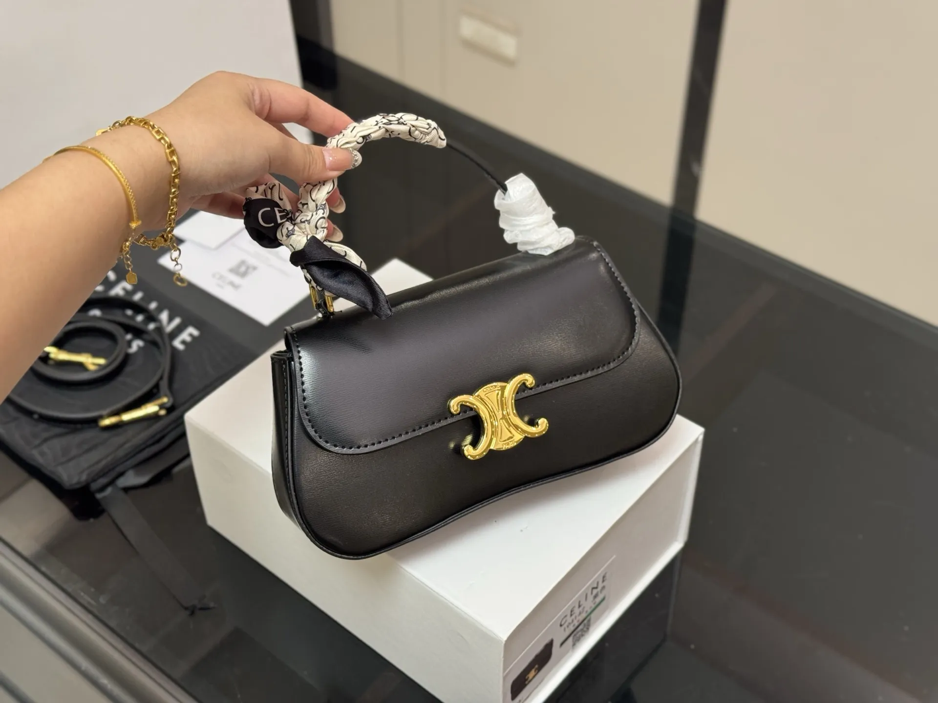 &yen;160 配折叠盒 size：22*12cm celine 超美腋下包 凯旋门 ⚠️升级版 重新出货 复古性感百搭小包 赛琳不容错过！！ ⚠️牛皮皮质 这个冬天您离不开它！