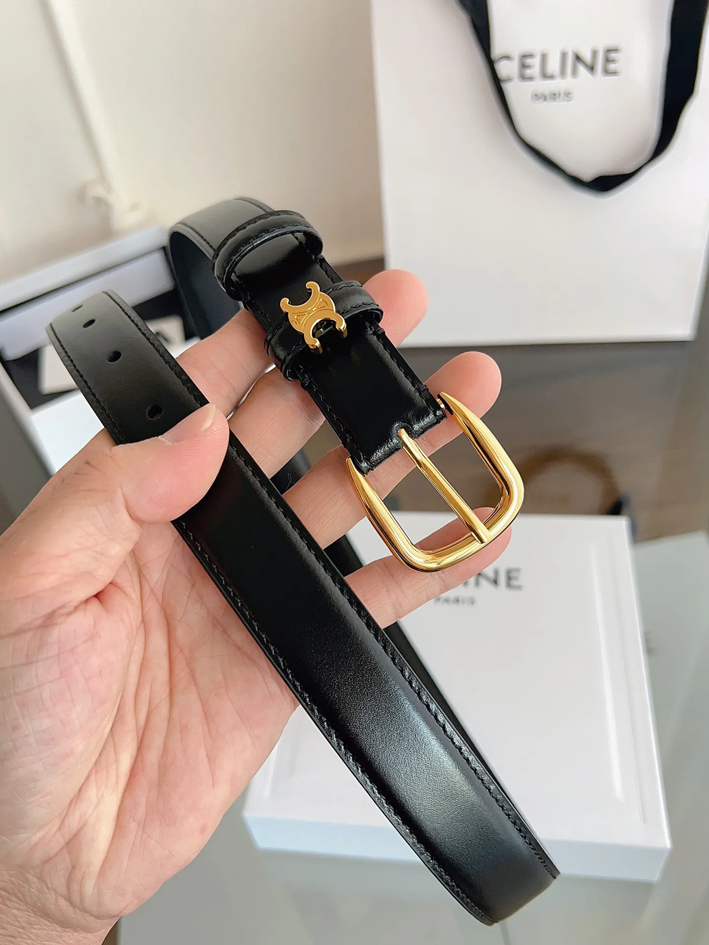 P180 CÉLINE 赛琳🆕VIVIENNE中 TAURILLON25毫米皮带 牛皮革 牛皮革衬里 金色饰面 圆形搭扣 第一个圆环四周环绕TRIOMPHE金属环 宽度:2.5厘米