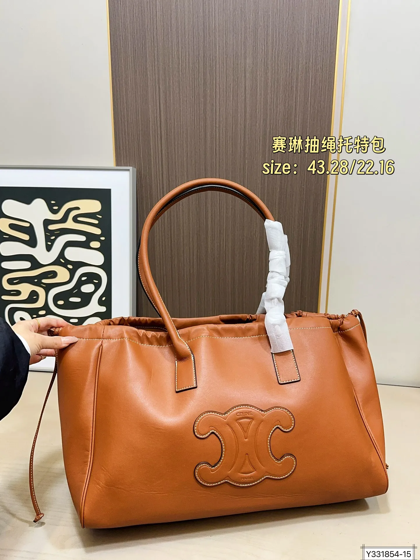 大号💰170 小号💰155 赛琳CELINE CABAS抽绳托特包CELINE 新出 手腕可随意弯曲，秋冬搭大衣也妥妥滴！随手拍都很高级～手提着真的太可爱优雅了。 尺寸：43 28/22.16