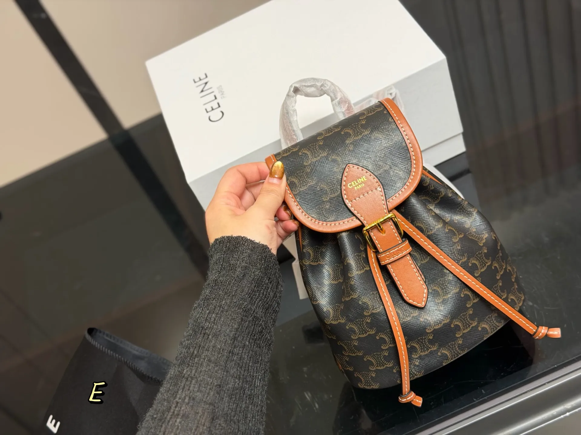 &yen;140 配折叠盒 size：18.20cm 赛琳 双肩包配牛皮 新品迷你来咯～ 高颜值皮扣设计太给力了