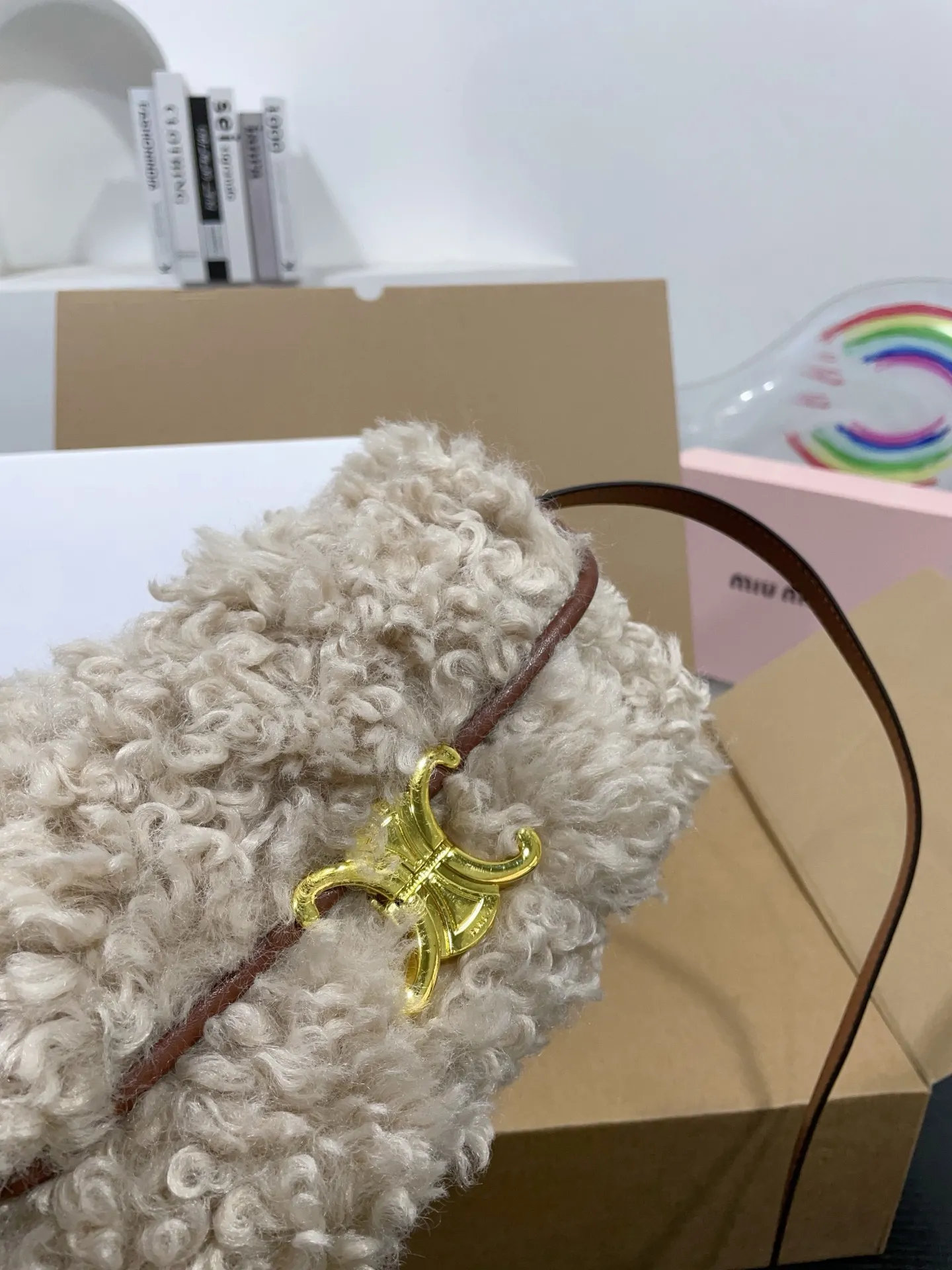 👑💰130💰配盒 赛琳原版羊羔毛hobo 红红火火恍恍惚惚出街啦~ 搭配衣服真的吼吼看~一秒时尚感千金风拉满红色也很显眼，好多场合都可以搭配 张元英同款~~~ 尺寸21cm