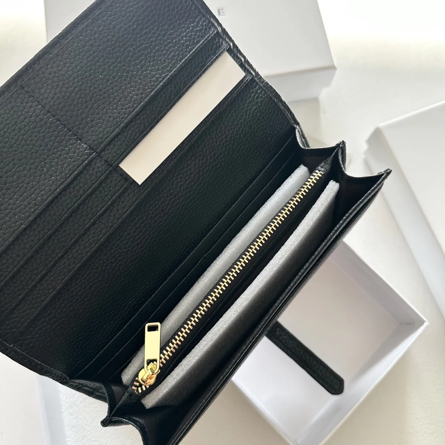 P95🎀🎀颜色 黑 粉 红🎀尺寸 19x10🎀赛琳爆款牛皮两折钱包🔥款式经典做工精细耐磨耐用手感极佳❤️