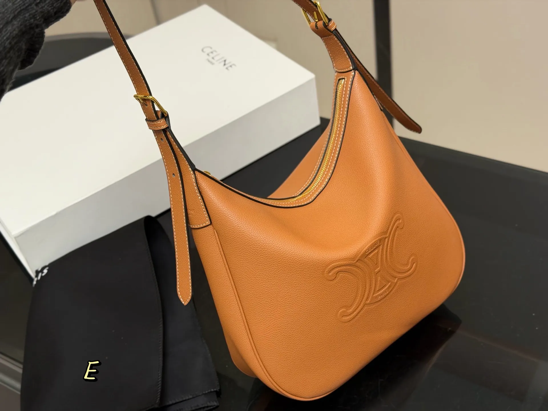 &yen;185 配折叠盒 size：29.27cm celine 赛琳新品发布hobo腋下托特 延续凯旋门 复古斜挎 ， 耐看经典一点都不老