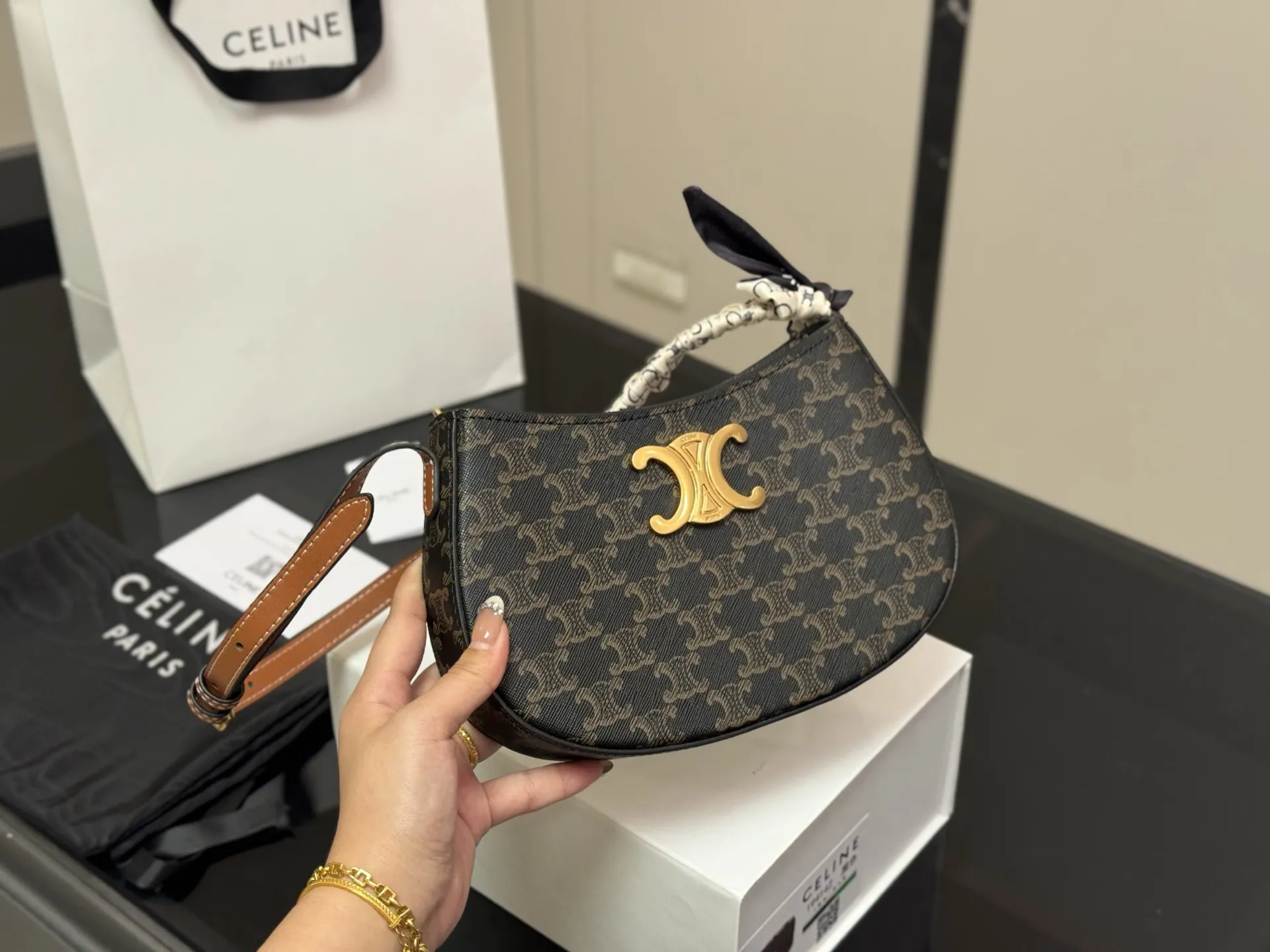 ¥160 配盒 size:23*13cm celine tilly 好看又好用的包 2025新款小可爱Tilly 复古性感百搭小包 赛琳不容错过!! ⚠️牛皮皮质