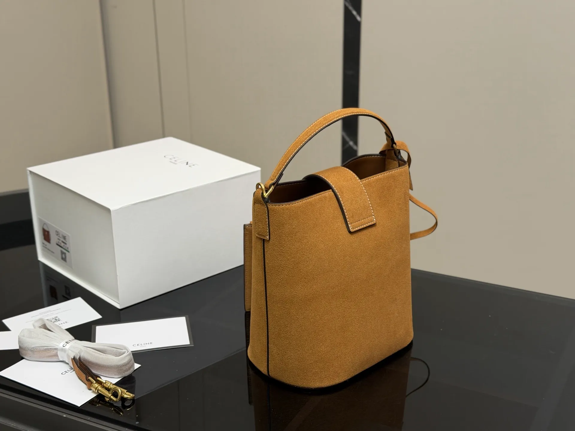 ¥185 配折叠盒 size: 24.24cm Celine 水桶包赛琳 一直很喜欢小牛皮的包 经久耐看 复古印花图案 有着高颜值的复古文艺气息🌱