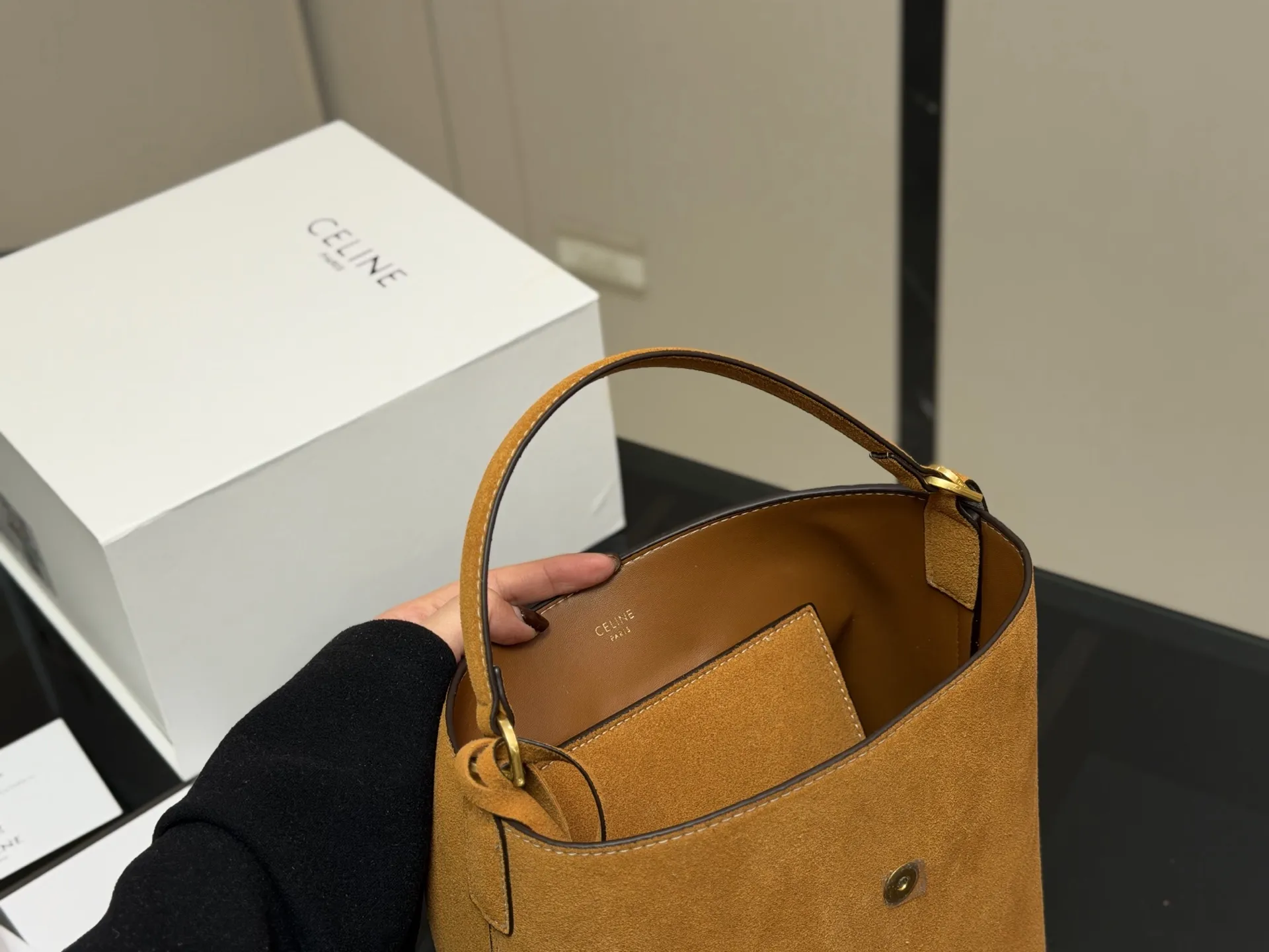 ¥185 配折叠盒 size: 24.24cm Celine 水桶包赛琳 一直很喜欢小牛皮的包 经久耐看 复古印花图案 有着高颜值的复古文艺气息🌱