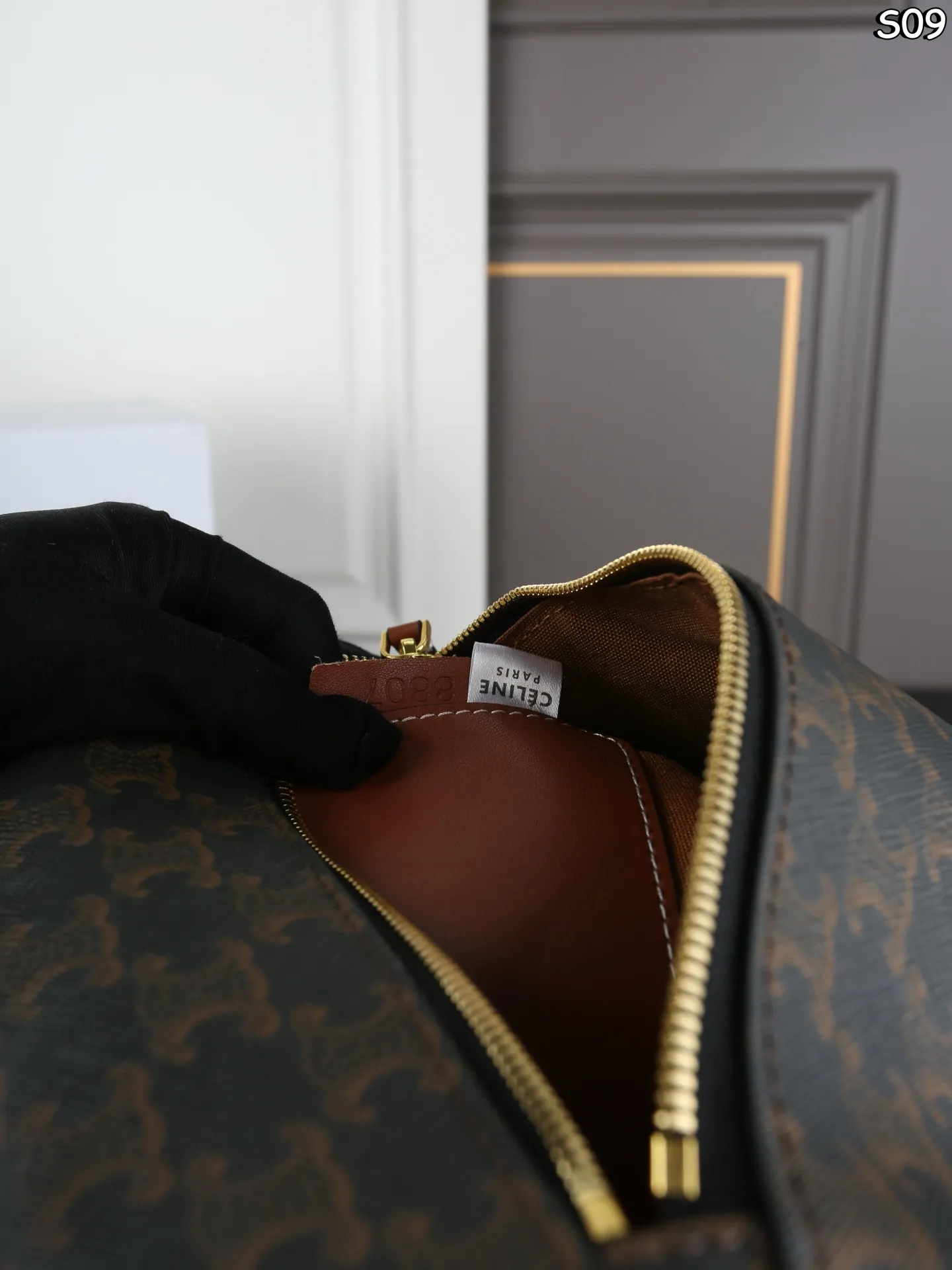 P155 折叠盒 CELINE赛琳 Triomphe CYLINDER 老花 圆筒包 手提包 CELINE老花家族新成员 CYLINDER圆柱体手提包 轻便舒适 经典老花配色 🉑手拎🉑肩背 简直是深得我心 自重特别轻便的同时包型也都别出心裁 像这款长手柄的CYLINDER我都能想象到秋冬了手腕在驼色羊绒大衣上会有多么的精彩绝伦 尺寸：26&times;13