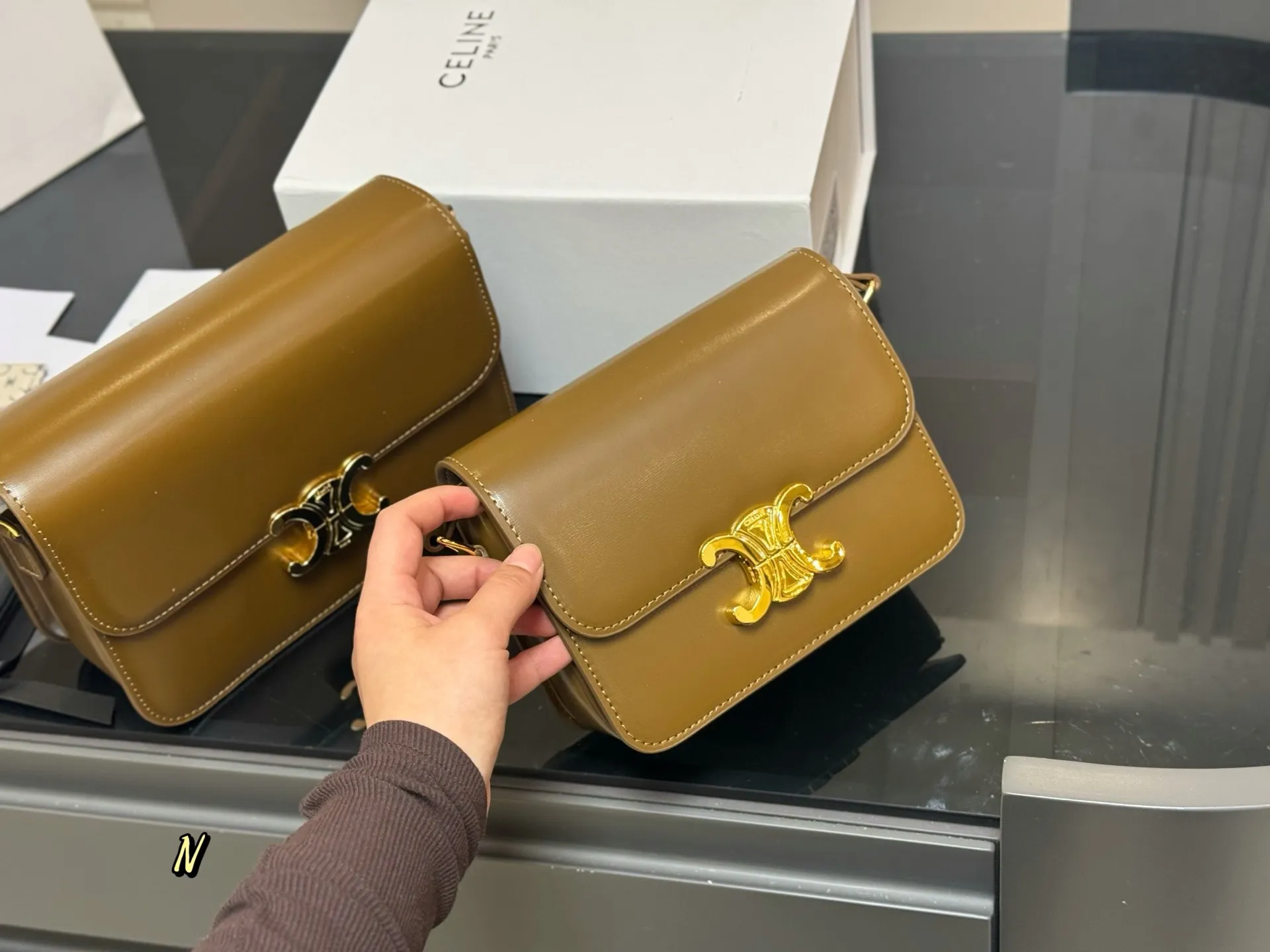 &yen;185 &yen;195 配折叠盒 尺寸：23cm*17（大） 19cm*15（小） 赛琳 凯旋门！ 很高端！很高级! 很适合🈴️四季！ ⚠️牛皮！牛皮！