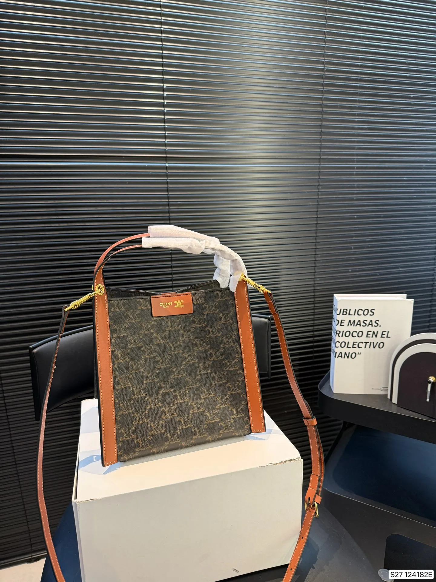 P185 配折叠盒 CELINE 赛琳CUBO手袋,日常通勤,休闲都超实用!手提,个性满分~内部空间超能装,水杯,手机,化妆品统统搞定,轻便耐用,时髦又百搭,日常出街必备! 尺寸17 22 货号124182