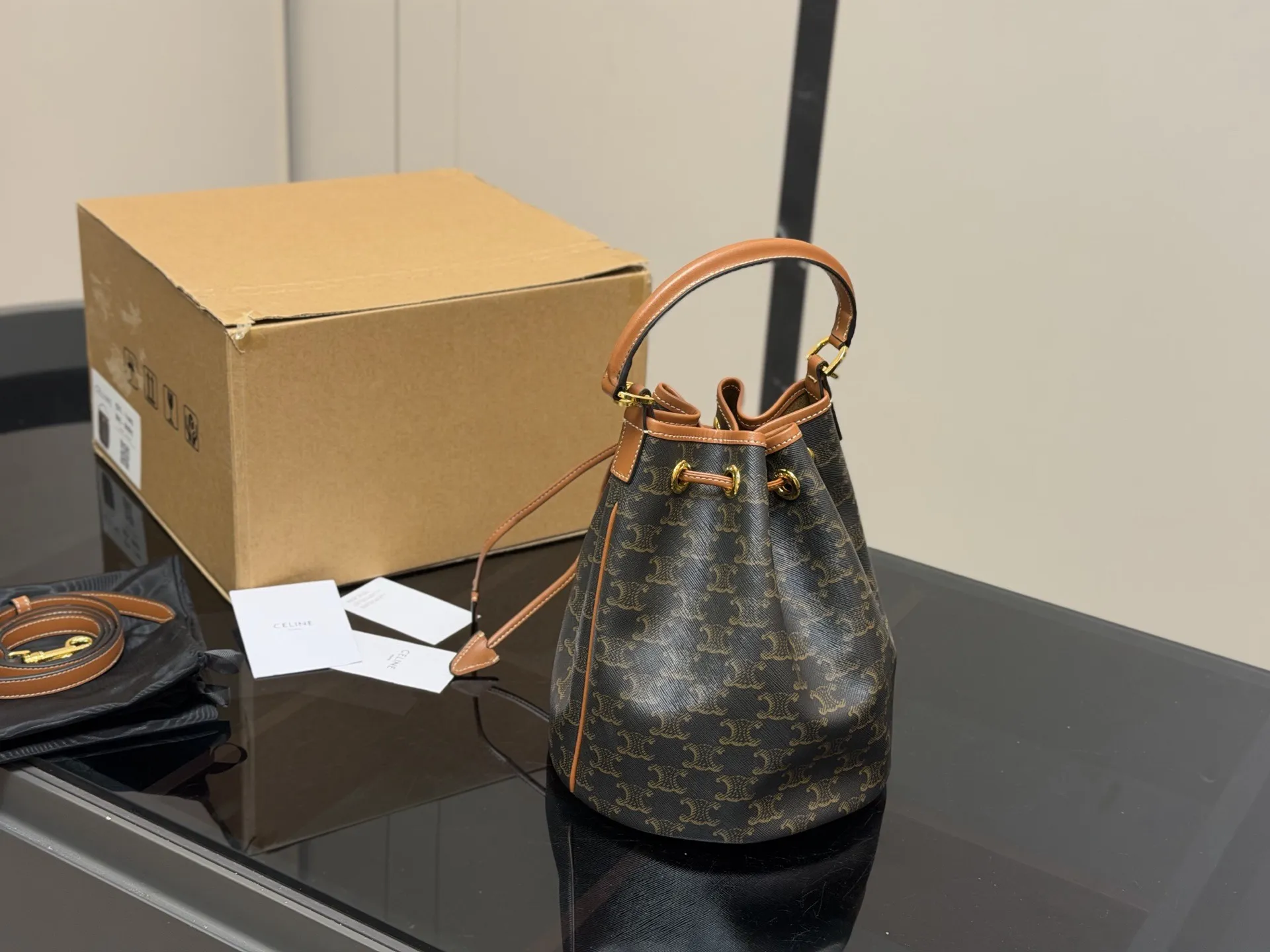 ¥175 配盒 size: 20*23cm Celine 水桶包新款赛琳 一直很喜欢老花的包 经久耐看 复古印花图案 有着高颜值的复古文艺气息