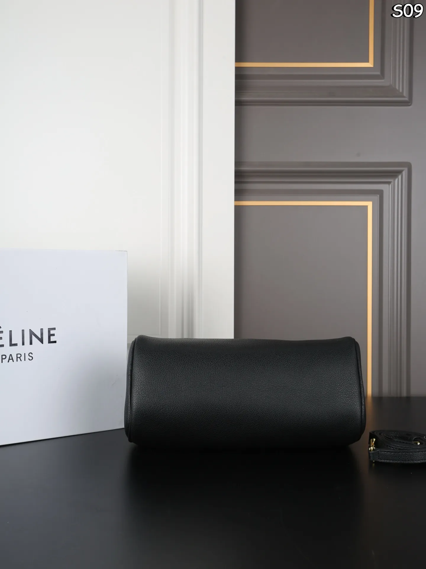 P155 折叠盒 CELINE赛琳 Triomphe CYLINDER 圆筒包 手提包 CELINE家族新成员 CYLINDER圆柱体手提包 轻便舒适 经典配色 🉑手拎🉑肩背 简直是深得我心 自重特别轻便的同时包型也都别出心裁 像这款长手柄的CYLINDER我都能想象到秋冬了手腕在驼色羊绒大衣上会有多么的精彩绝伦 尺寸:26×13