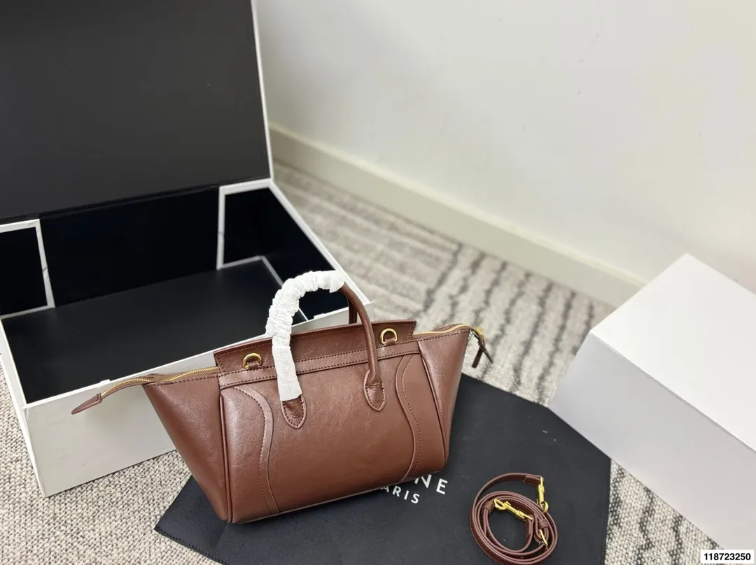 p240 尺寸25×19折叠盒 CELINE 赛琳New Luggage 手袋笑脸包 通勤休闲都很适合。 手提斜挎都OK,实用又优雅,CELINE经典