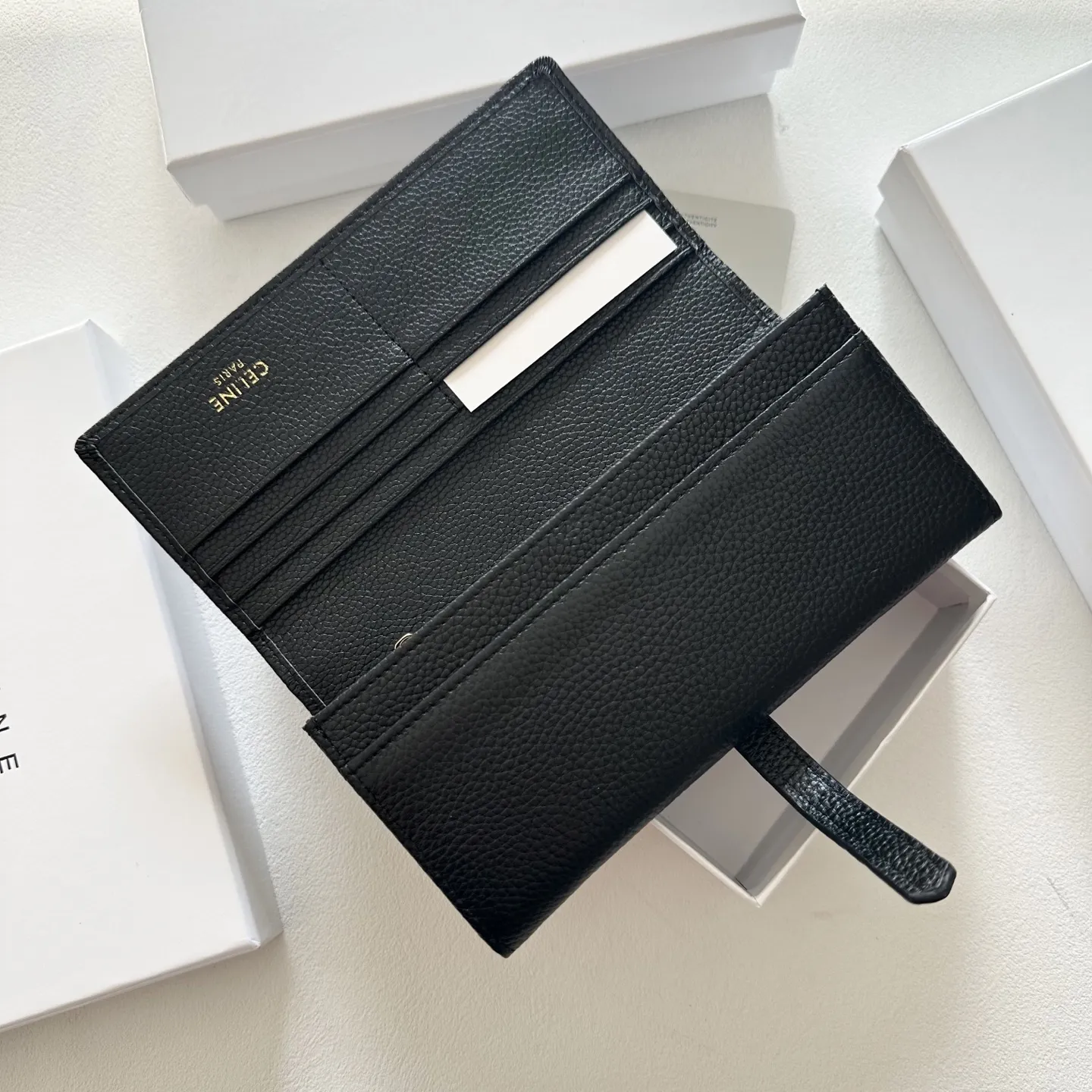 P95🎀🎀颜色 黑 粉 红🎀尺寸 19x10🎀赛琳爆款牛皮两折钱包🔥款式经典做工精细耐磨耐用手感极佳❤️