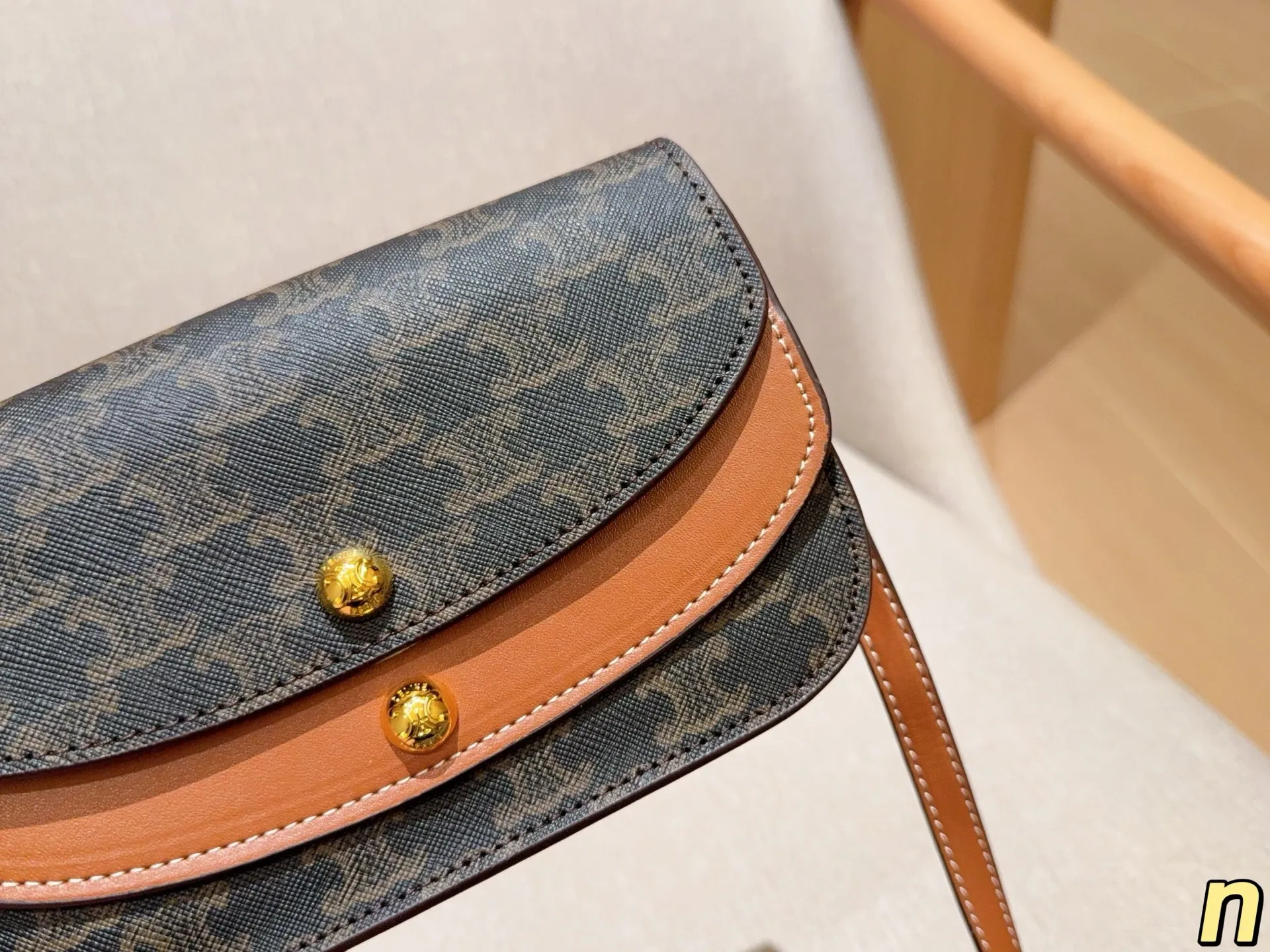 💰140 CELINE赛琳 新款双层woc经典老花斜挎信封包～ 尺寸20&times;13&times;5 礼盒包装🎁