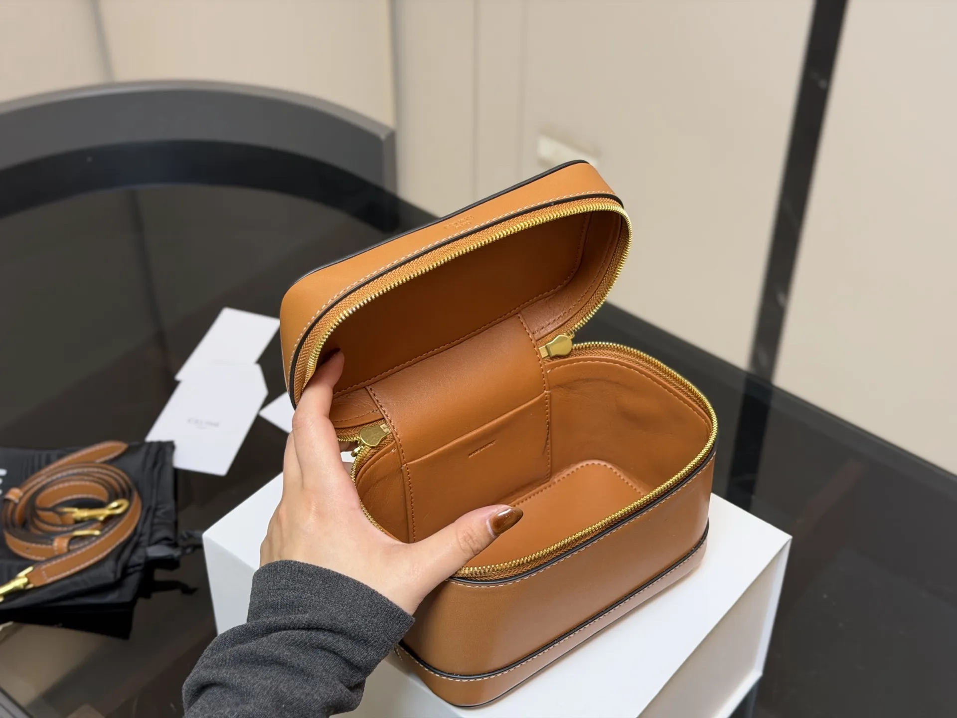 &yen;190 配折叠盒 赛琳CELINE 复古斜挎包 真的很有气质的款式容量是我喜欢的 不大却很能装质感不用多说 真的很华丽漂亮和实用兼顾无须多言 尺寸:18.13cm