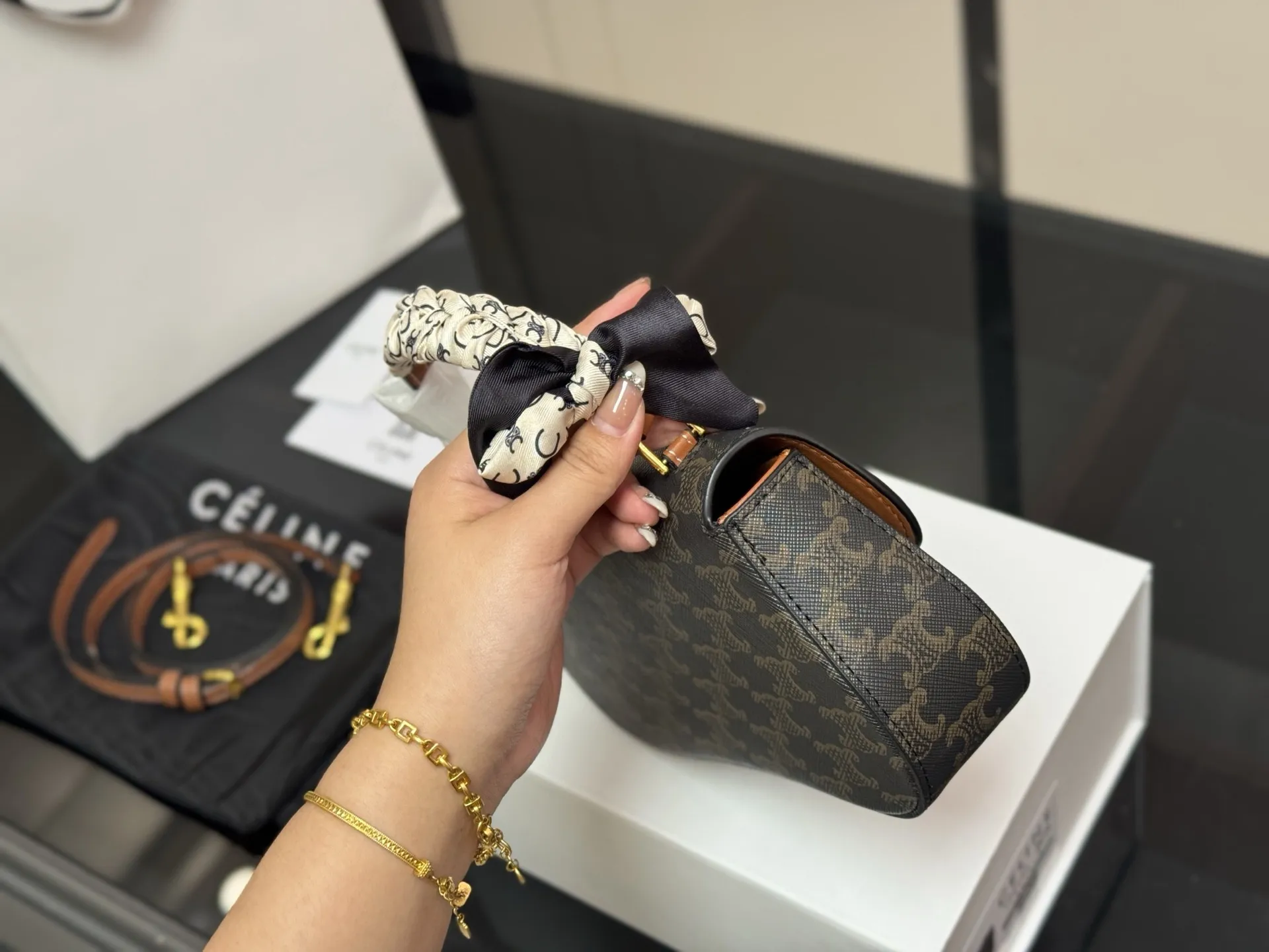 ¥160 配折叠盒 size:22*12cm celine 超美腋下包 凯旋门 ⚠️升级版 重新出货 复古性感百搭小包 赛琳不容错过!! ⚠️牛皮皮质 这个冬天您离不开它!