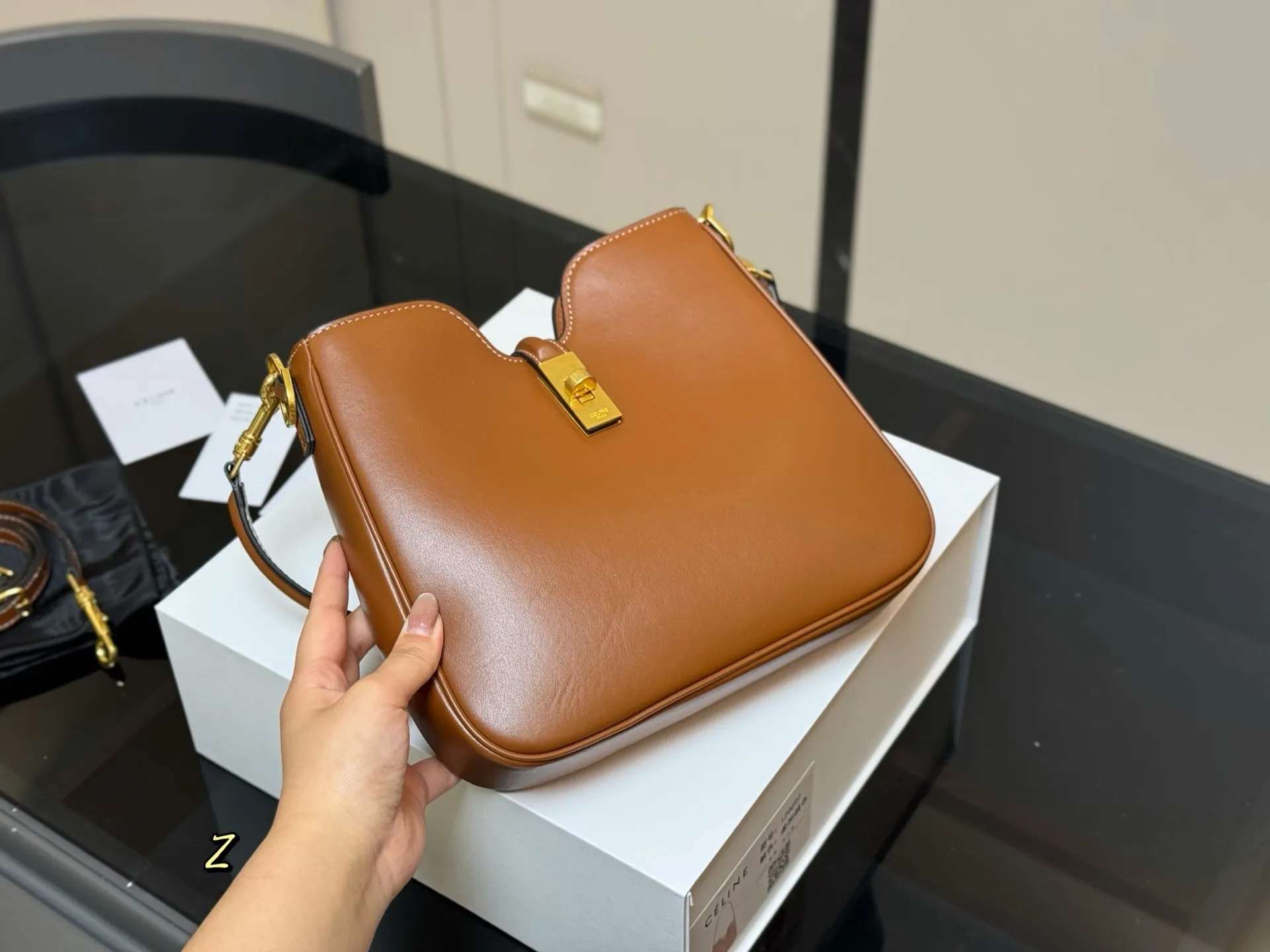 ¥190 折叠盒 size:24.21cm celine 赛琳ive新品托特包, 延续凯旋门 复古斜挎 , 耐看新款一点都不老套。