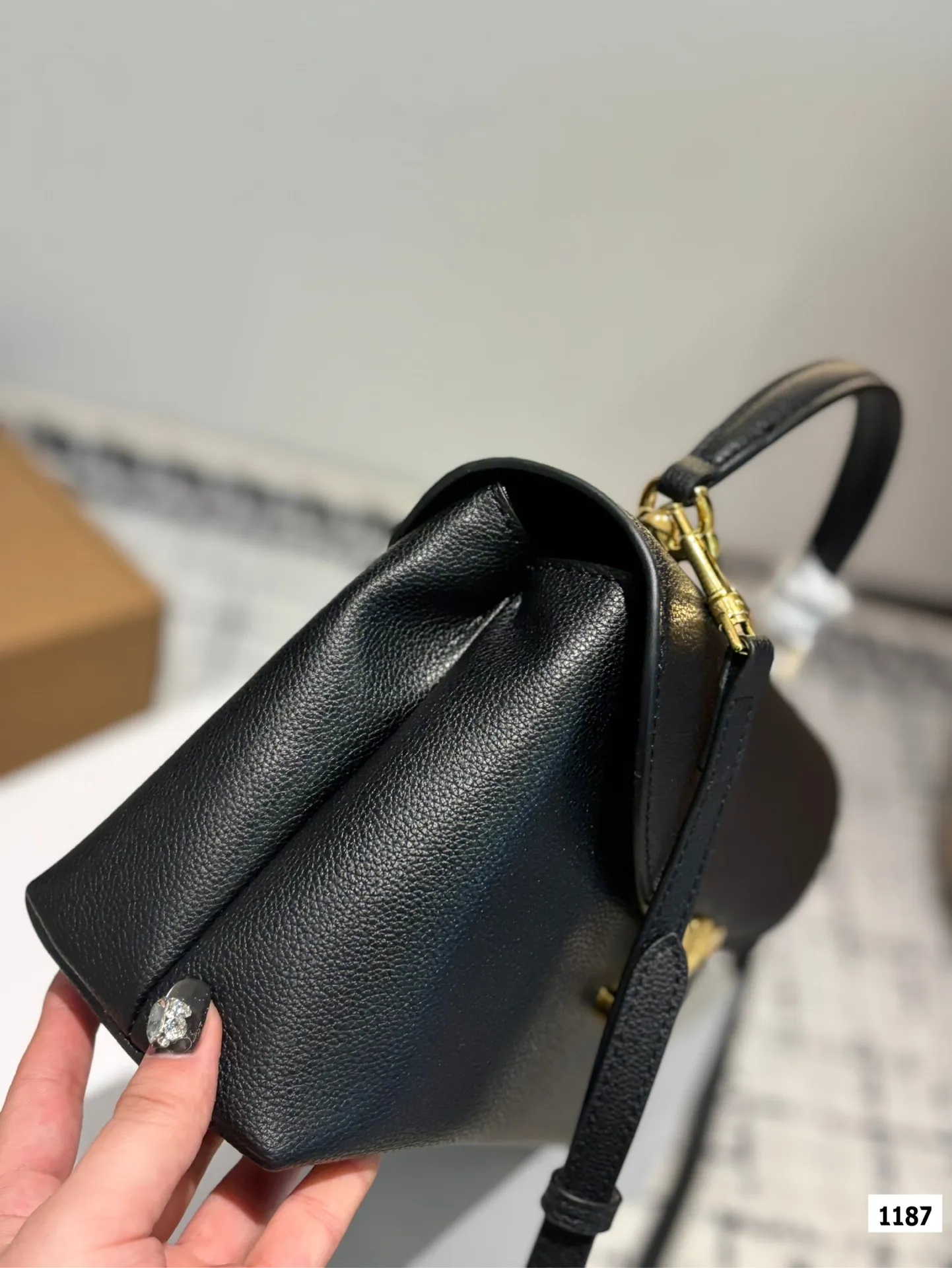 P185-p175 配盒子 Celine一眼心动V赛琳最新款凯旋门] 赛琳最新款凯旋门手提包 长方形的轮廓复古感满满~ 随便穿什么搭配这个包都是高级风 尺寸：25 18 20 14