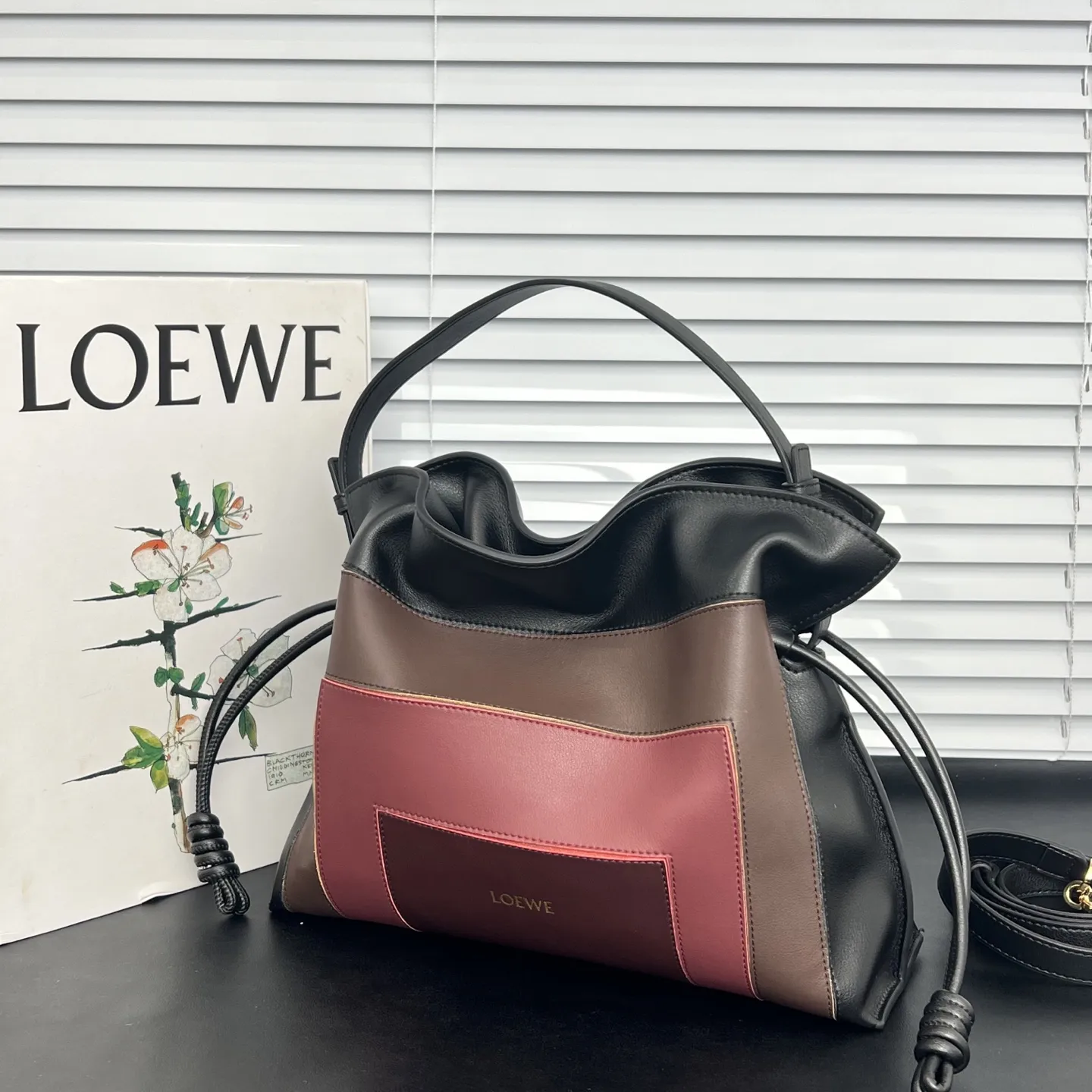 💰248包邮❗ 拼色 𝑳𝒐𝒆𝒘𝒆 Flamenco 福袋 可手提可斜挎 平纹牛皮 拉绳收紧 并打上标志性的盘绕结, “肩背 斜挎或手拿*可拆卸和可调式肩带*隐形式磁扣开合 尺寸 大号:29-24-10 cm ❌不退不换慎重下单❌