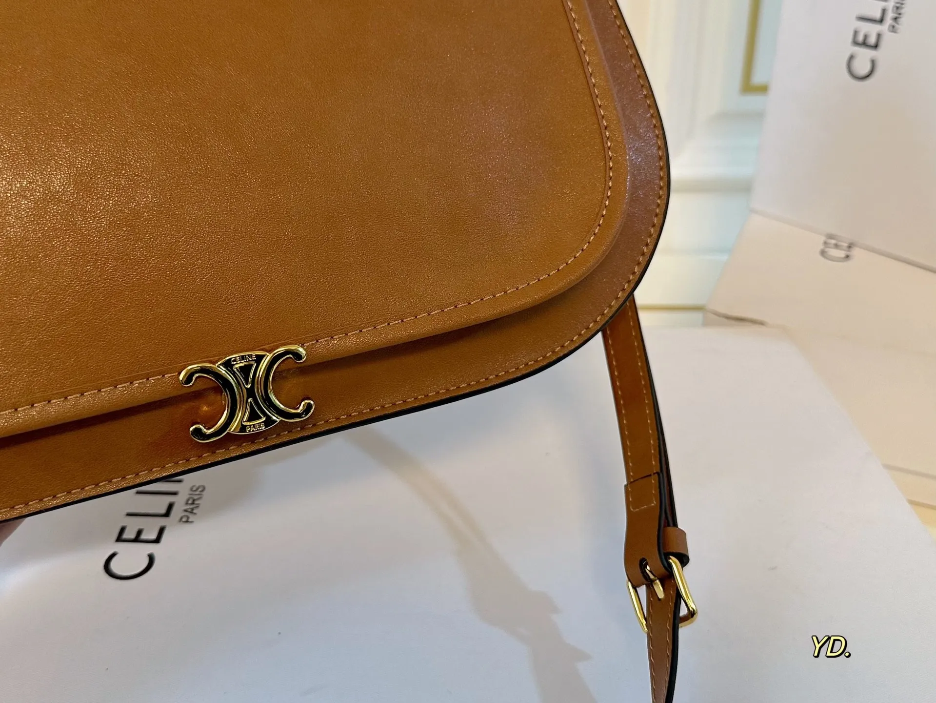 P210（折叠盒） size：32&times;26 Celine 赛琳新款Soft Triomphe 手袋💕 圆弧形底部造型，俏皮可爱！ 金属凯旋门吸扣开合，质感高级～ 肩带可调节，斜挎or单肩随心切换 法式慵懒风轻松拿捏，复古又时髦🆒