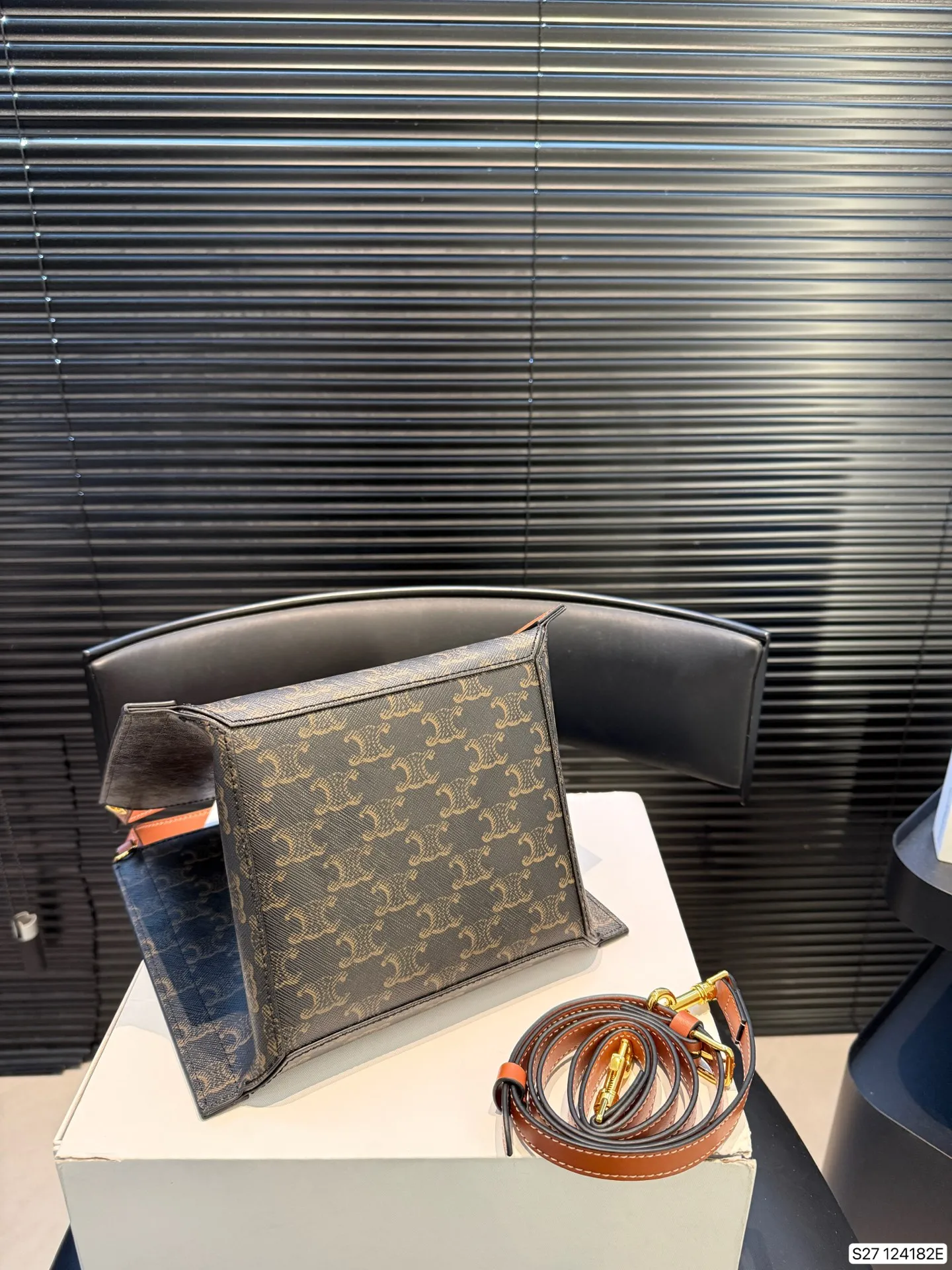 P185 配折叠盒 CELINE 赛琳CUBO手袋，日常通勤，休闲都超实用!手提，个性满分~内部空间超能装，水杯，手机，化妆品统统搞定，轻便耐用，时髦又百搭，日常出街必备! 尺寸17 22 货号124182