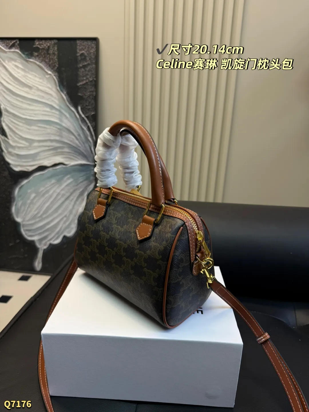 💰155 配盒带丝巾 尺寸：20.14cm CELINE赛琳凯旋门小号波士顿老花枕头包 lisa同款~小号比mini更实用更日常！ 凯旋门老花复古感十足，不易过时！手拎可盐可甜，单肩又欲又酷~，既实用又时尚，盘它! 非常能装的包型，自带复古感，秋冬适配 小号容量可以放下手机 卡包 钥匙 粉饼 口红等&hellip; mini可爱 也能放下女生平时用到的化妆品