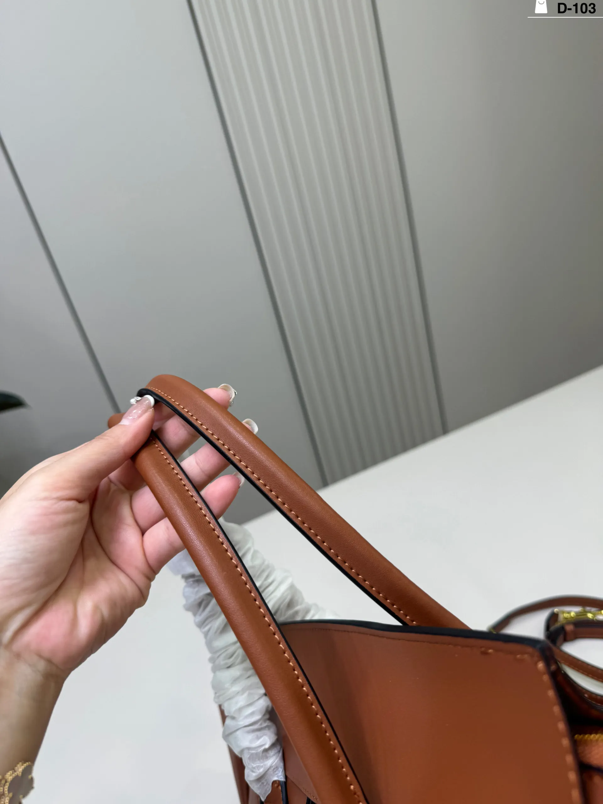 💰p200 D-103尺寸36×22 CELINE 赛琳New Luggage 手袋笑脸包 通勤休闲都很适合。 手提斜挎都OK,实用又优雅,CELINE经典