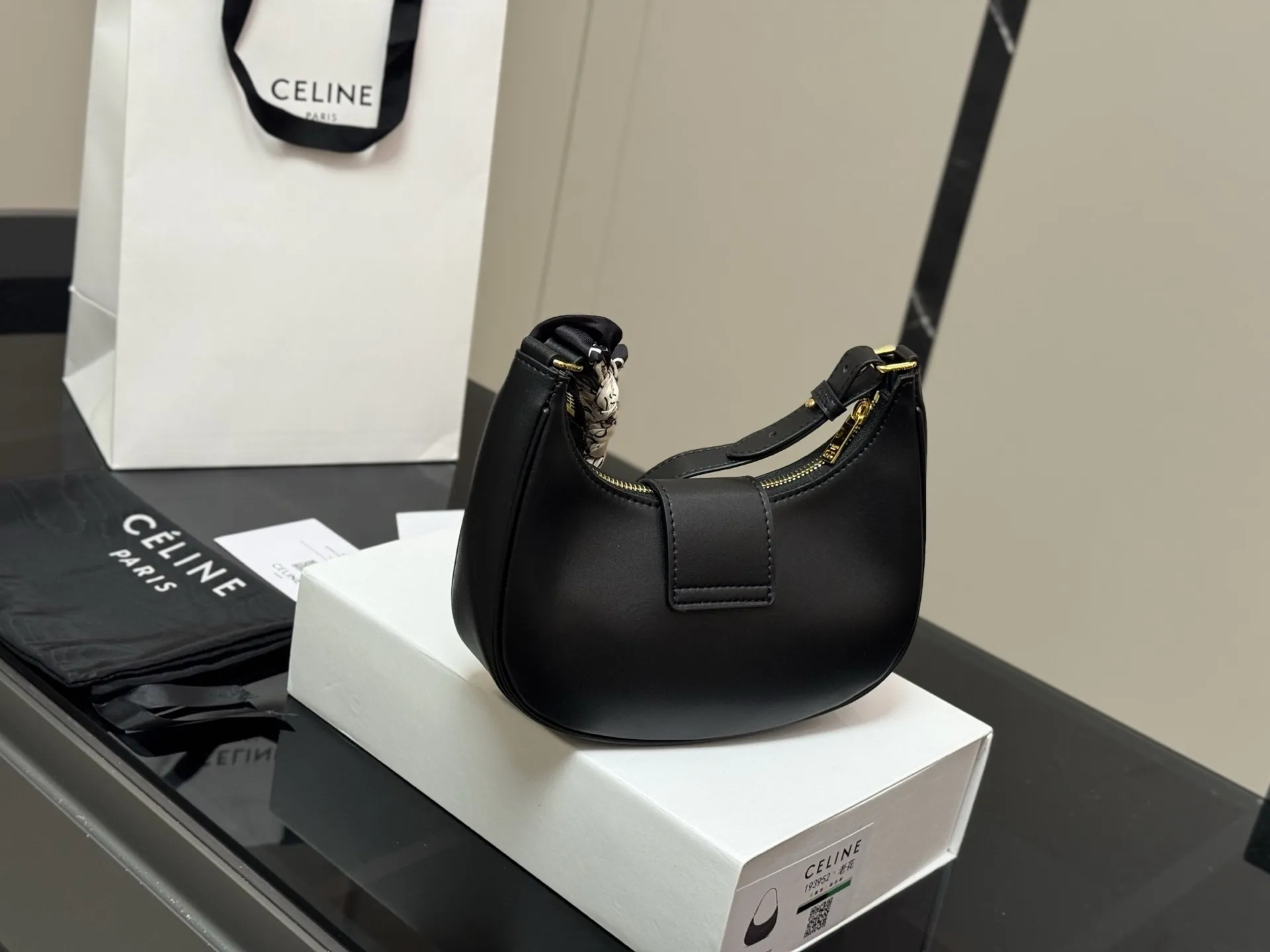 ¥140 配折叠盒 尺寸:24*20cm celine ava腋下包 依旧好好背 手拎起Ava就好有气场哟100 赛琳实用性更强哦! 高级感超强!