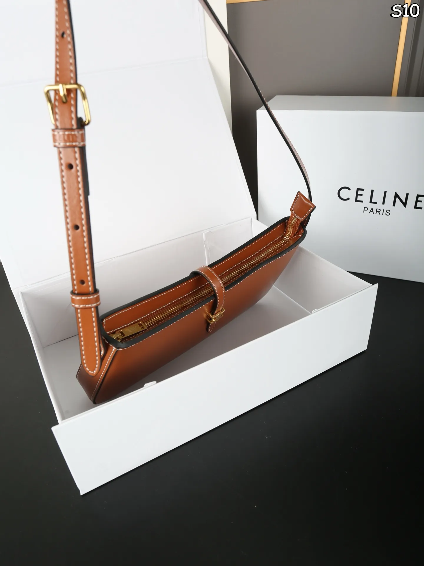 P120 折叠盒 CELINE赛琳 TINA 腋下包 单肩包 巨百搭的小包!巨好看! 纤巧利落,规整有型 新款超薄单肩包,时尚感满满,有同名Tina的美眉来收了属于自己的包吗 尺寸:25×13