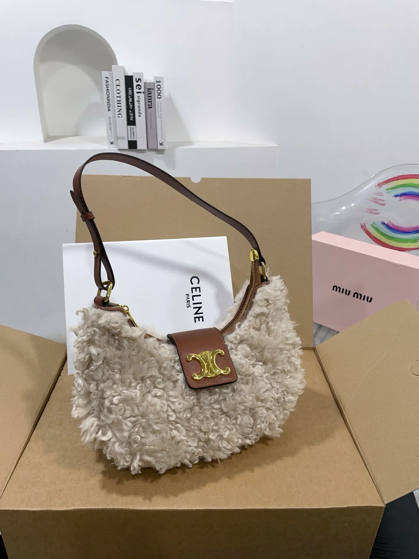 👑💰140💰配盒 赛琳原版羊羔毛hobo 红红火火恍恍惚惚出街啦~ 搭配衣服真的吼吼看~一秒时尚感千金风拉满红色也很显眼,好多场合都可以搭配 张元英同款~~~ 尺寸25cm