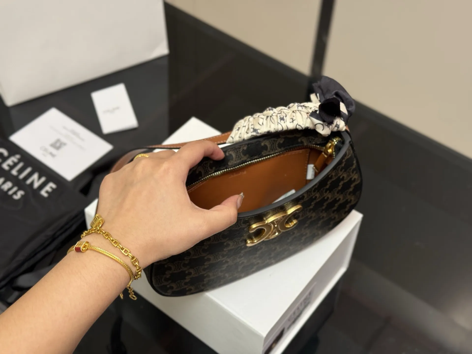 ¥160 配盒 size:23*13cm celine tilly 好看又好用的包 2025新款小可爱Tilly 复古性感百搭小包 赛琳不容错过!! ⚠️牛皮皮质