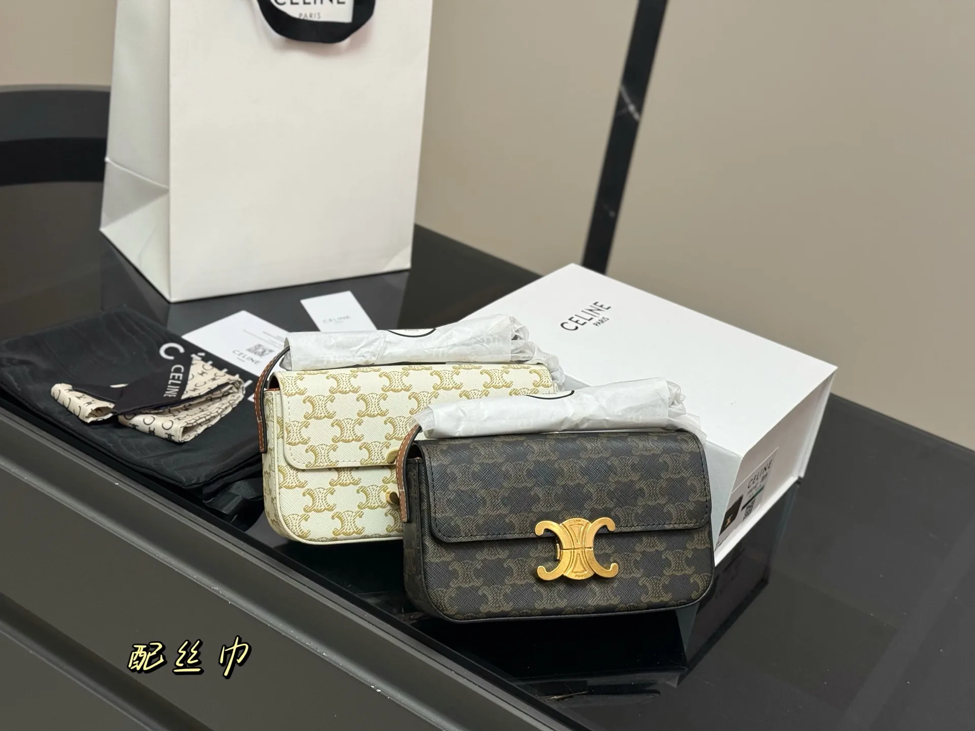 ¥140 配盒 CELIN.Triomphe 配牛皮 赛琳最新款凯旋门腋下包 长方形的轮廓复古感满满~ 随便穿什么搭配这个包都是高级风 尺寸:20.10cm