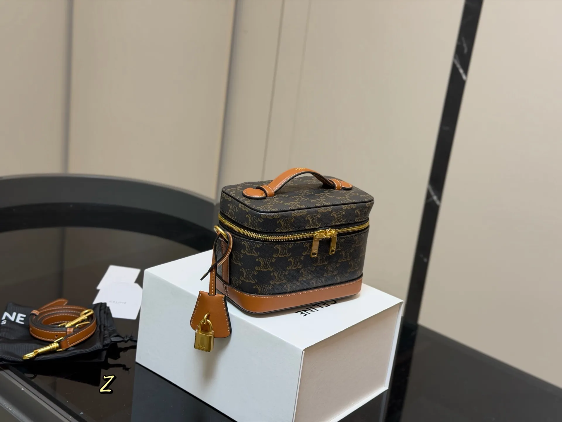 ¥190 配折叠盒 赛琳CELINE 复古斜挎包 真的很有气质的款式容量是我喜欢的 不大却很能装质感不用多说 真的很华丽漂亮和实用兼顾无须多言 尺寸:18.13cm