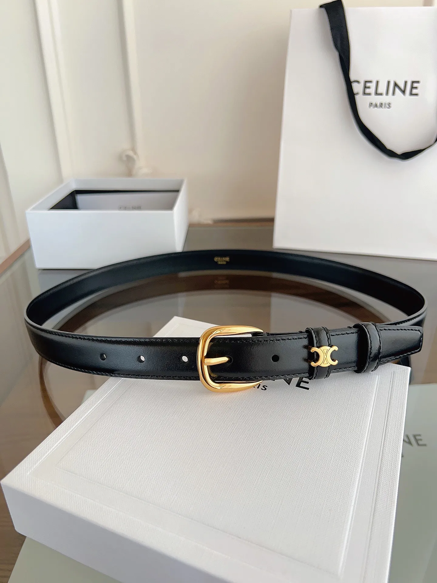 P180 CÉLINE 赛琳🆕VIVIENNE中 TAURILLON25毫米皮带 牛皮革 牛皮革衬里 金色饰面 圆形搭扣 第一个圆环四周环绕TRIOMPHE金属环 宽度:2.5厘米