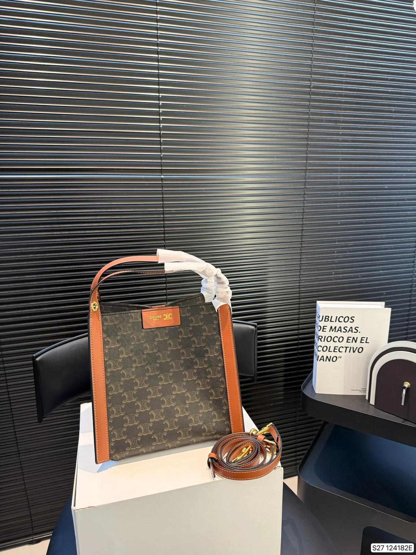 P185 配折叠盒 CELINE 赛琳CUBO手袋,日常通勤,休闲都超实用!手提,个性满分~内部空间超能装,水杯,手机,化妆品统统搞定,轻便耐用,时髦又百搭,日常出街必备! 尺寸17 22 货号124182