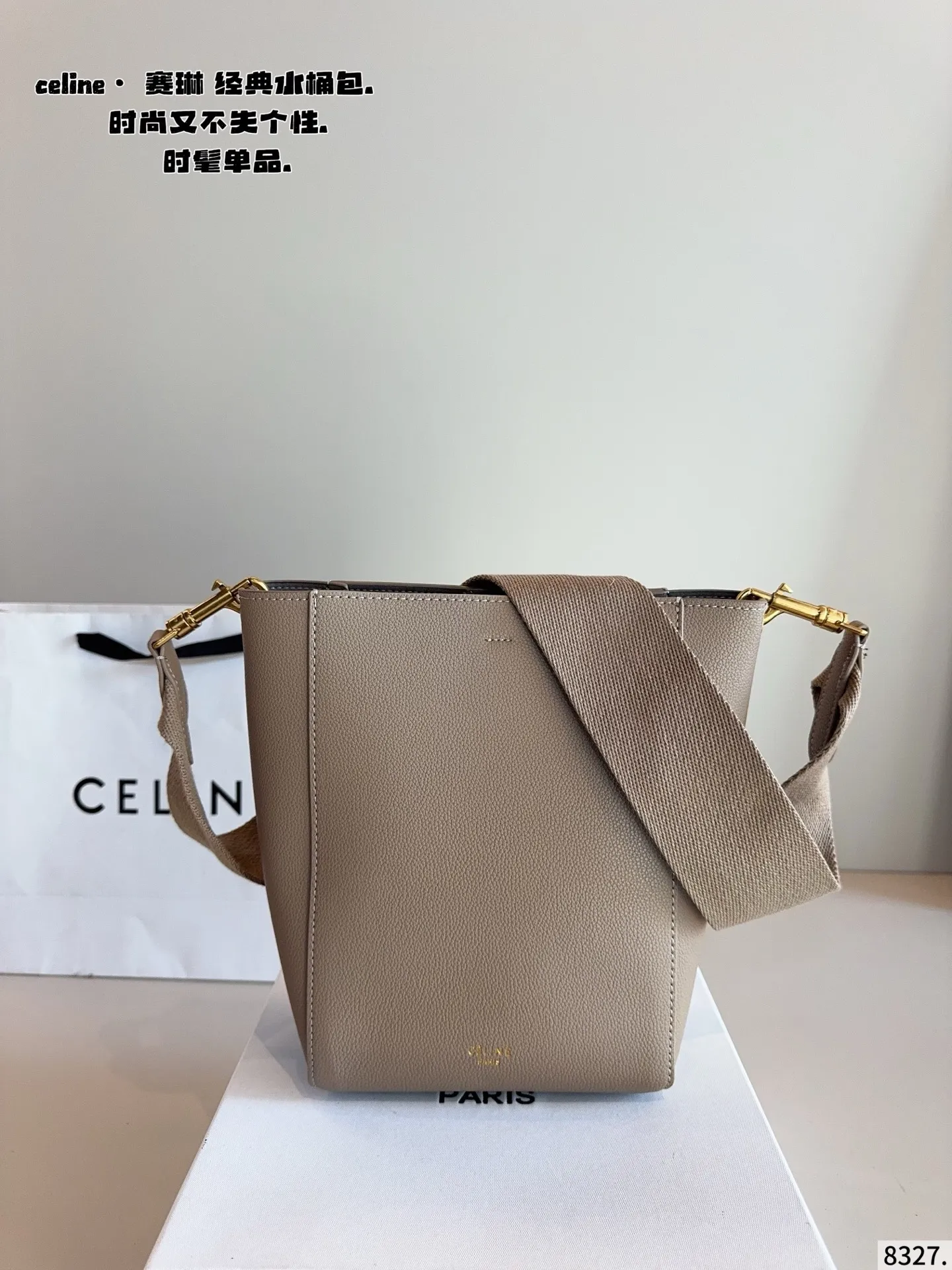 P170 赛琳CELINE Tote 水桶包. 质感很高级 容量超级大也很耐用 日常出街背它回头率百分百 就是这种随性慵懒感尺寸：17*11*24cm