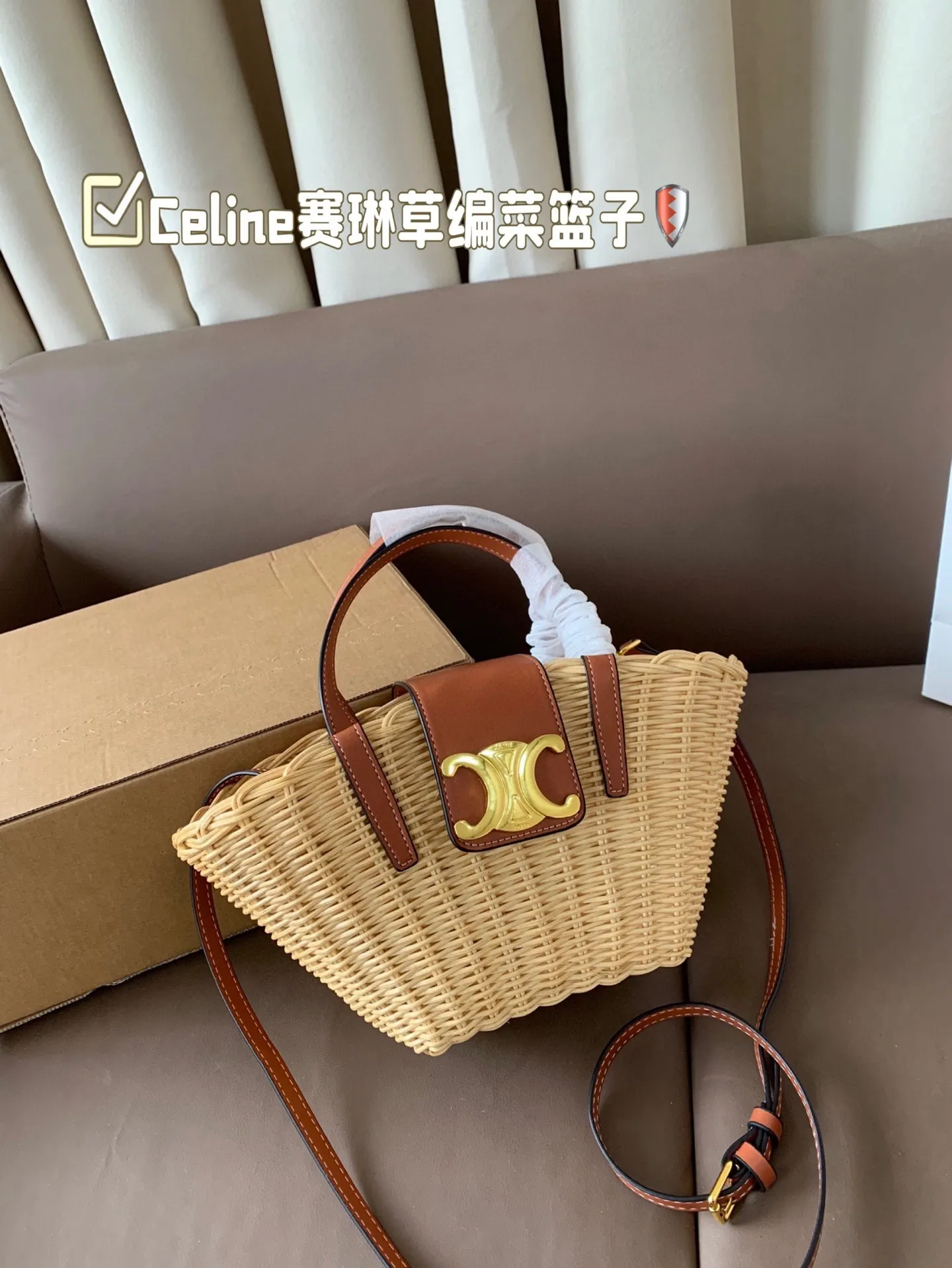 P155 Celine赛琳草编菜篮子 这款编织菜篮子 实在抵挡不住他的诱惑了好看的文艺风来啦~样子真的让人无数次心动 尺寸13*15飞机盒