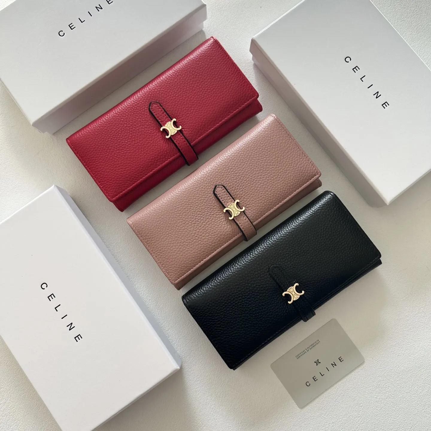 P95🎀🎀颜色 黑 粉 红🎀尺寸 19x10🎀赛琳爆款牛皮两折钱包🔥款式经典做工精细耐磨耐用手感极佳❤️