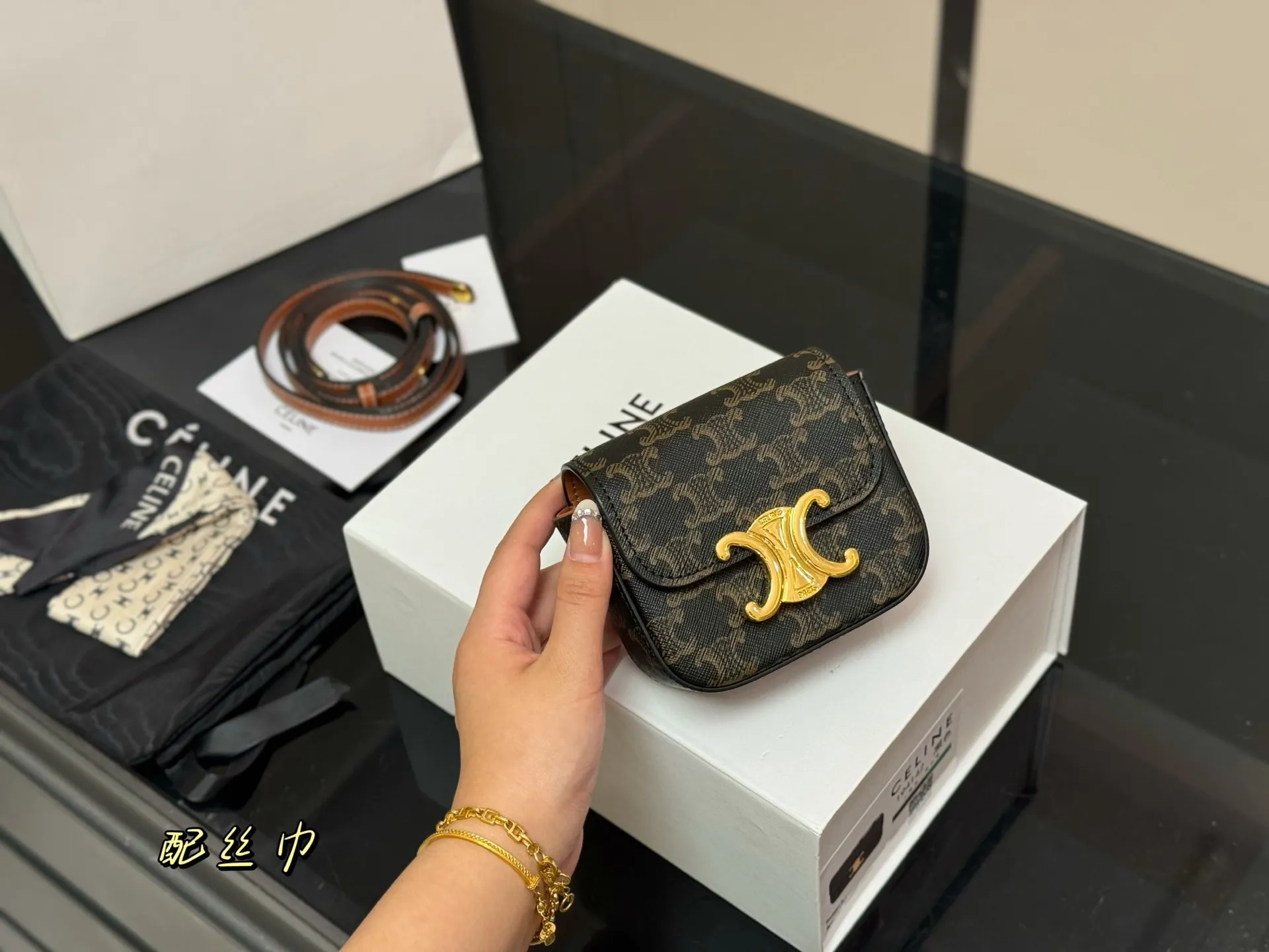 &yen;140 配盒 size：10*12cm 赛琳迷你 硬币包 配牛皮 绝对可以荣登mini包着货量第一名了~ 想想都觉得要萌化了~