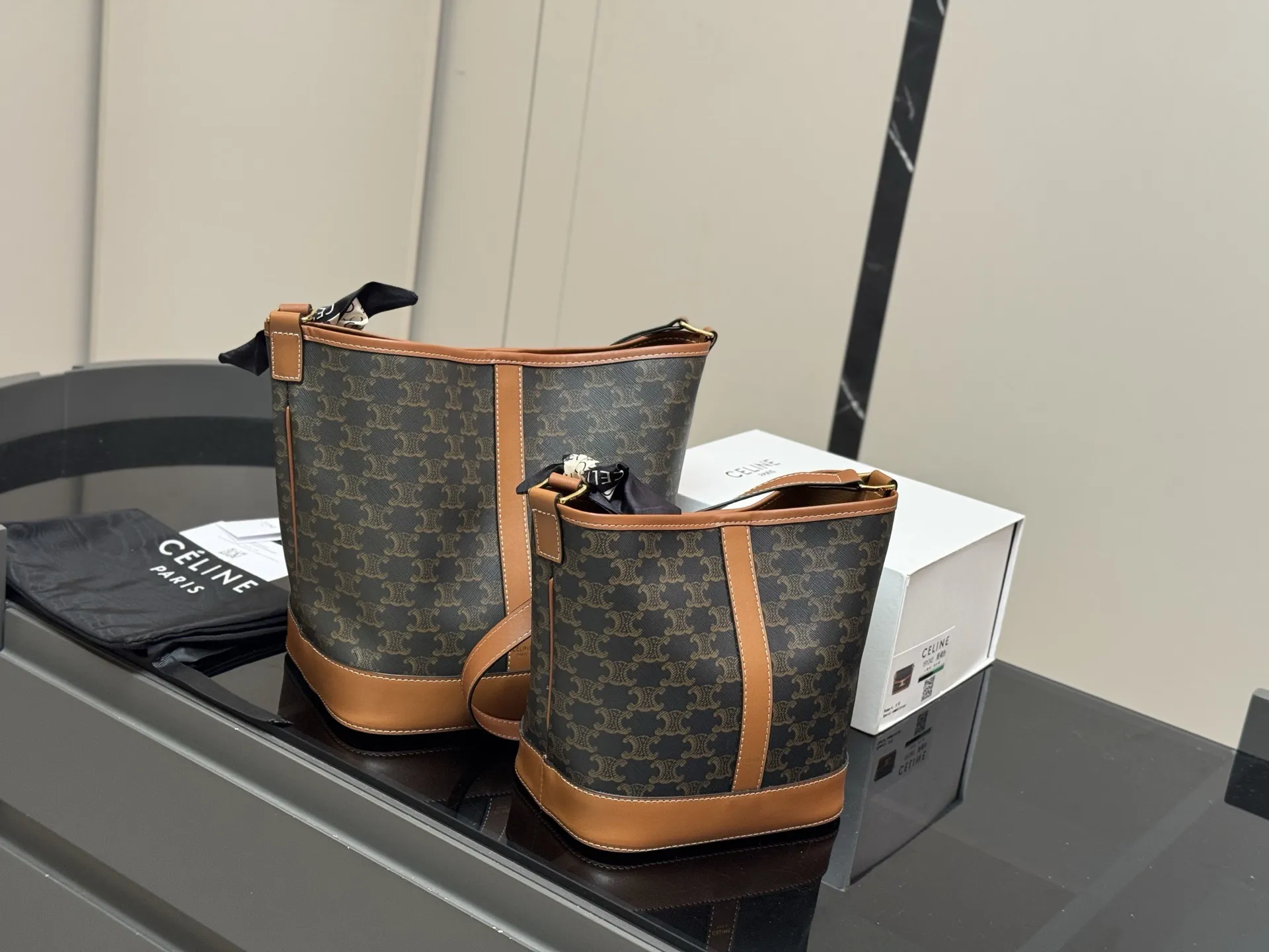 &yen;160 &yen;150 配折叠盒 size：25*27cm 18.22cm Celine 赛琳水桶包 这谁抵得住啊！ 一年四季都可以用的水桶！ 一直很喜欢老花的包 老花色经典极搭！ 颜值超级在线哦