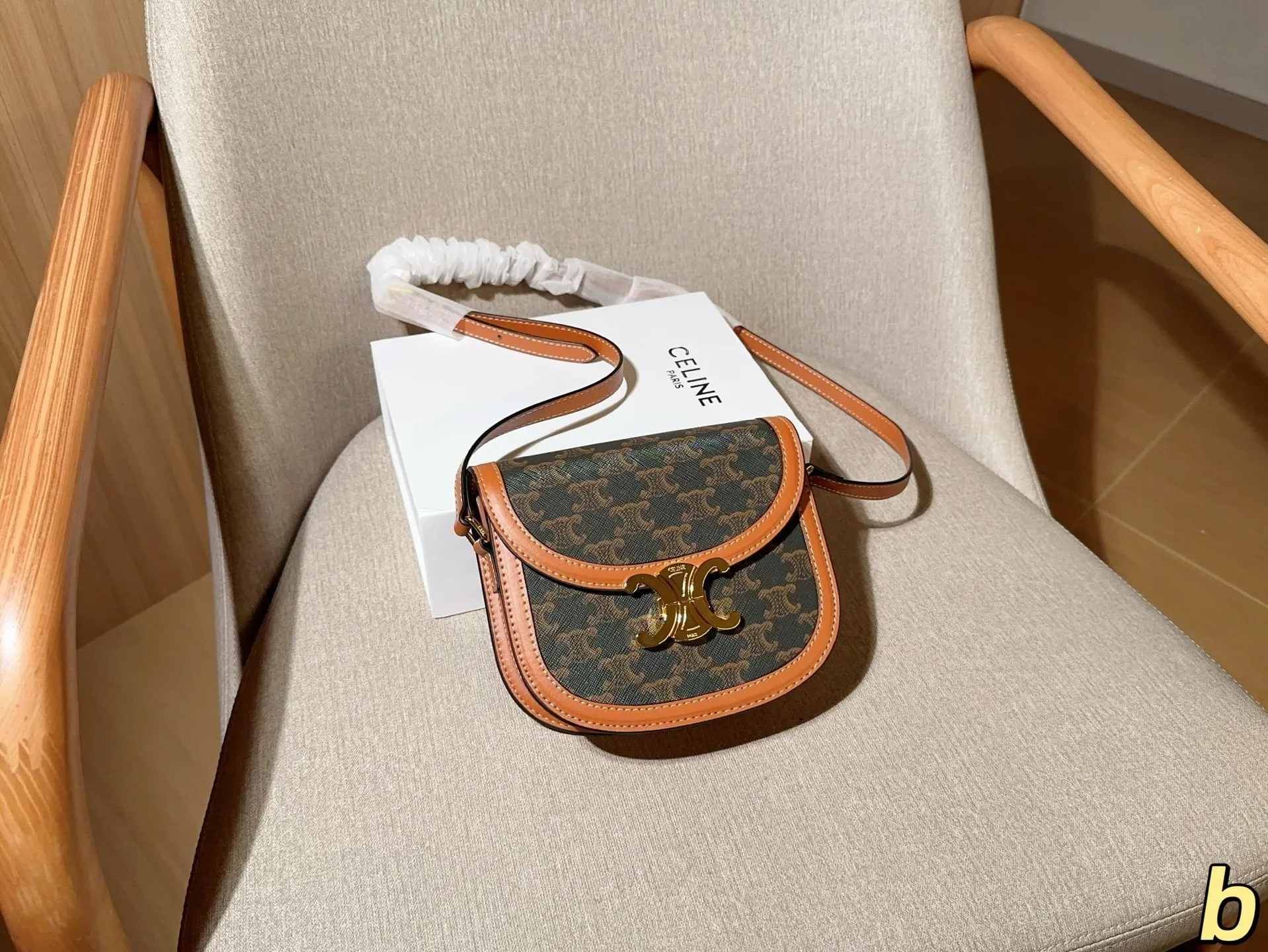 💰140 Celine/赛琳 经典半圆马鞍包 尺寸18×15×5 礼盒包装🎁