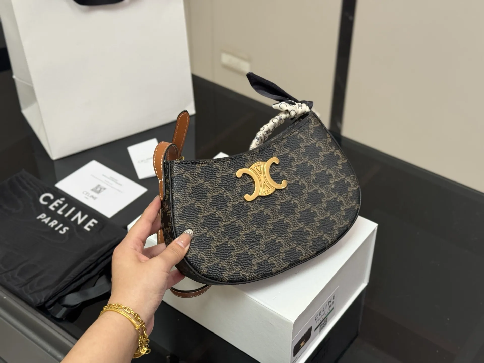 ¥160 配盒 size:23*13cm celine tilly 好看又好用的包 2025新款小可爱Tilly 复古性感百搭小包 赛琳不容错过!! ⚠️牛皮皮质