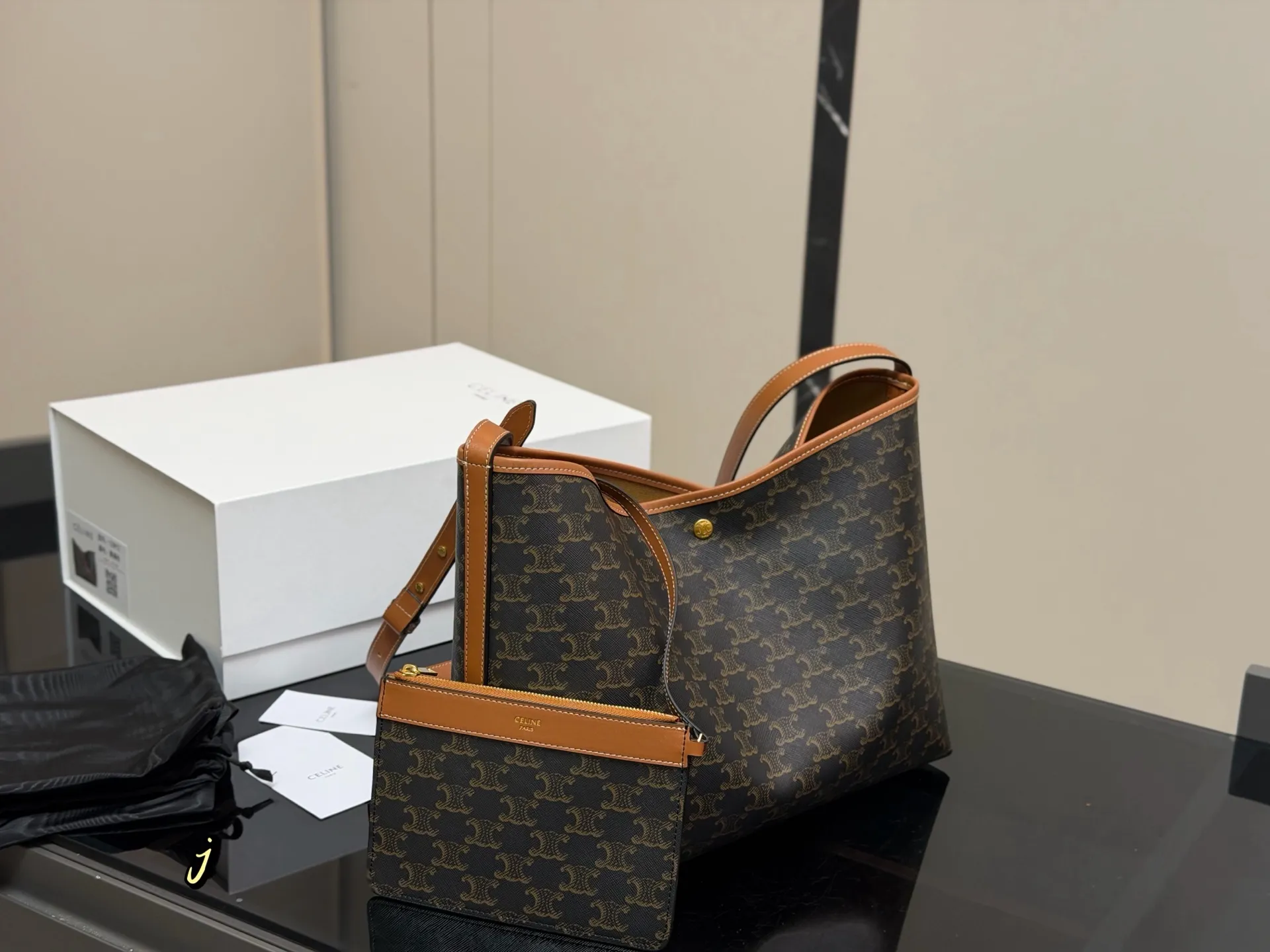 ¥190 配盒 赛琳CELINE|SOFT SHOPPER托特包 超轻,带一个子母包,容量很大,阔以放电脑, 适合搭配秋冬~ 我先心动了姐妹们 尺寸:33.24cm