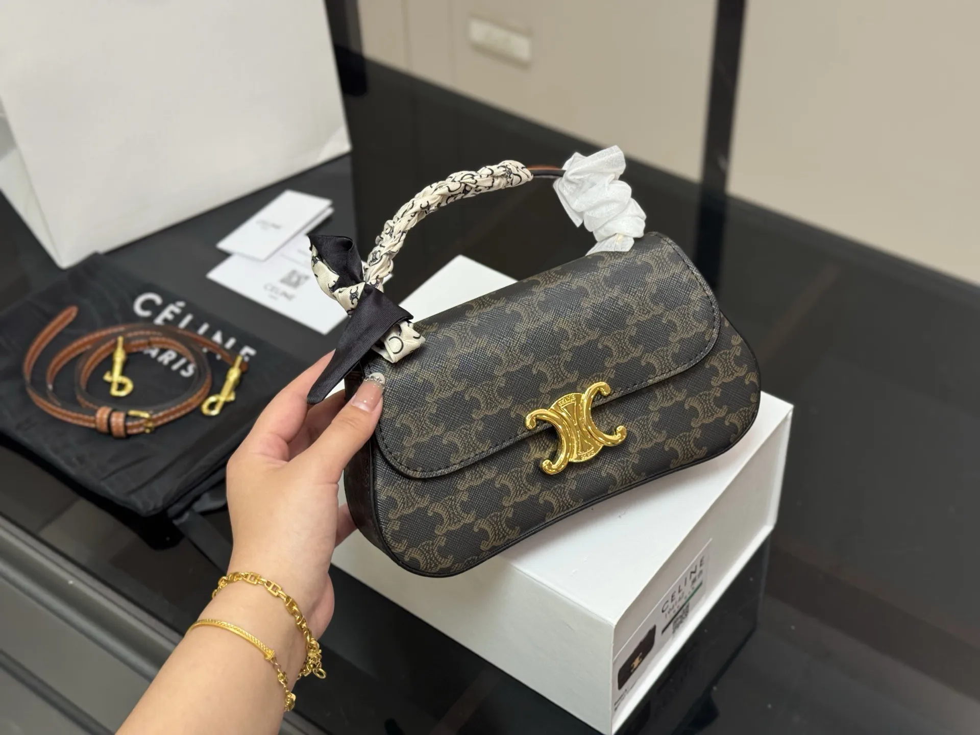 &yen;160 配折叠盒 size：22*12cm celine 超美腋下包 凯旋门 ⚠️升级版 重新出货 复古性感百搭小包 赛琳不容错过！！ ⚠️牛皮皮质 这个冬天您离不开它！