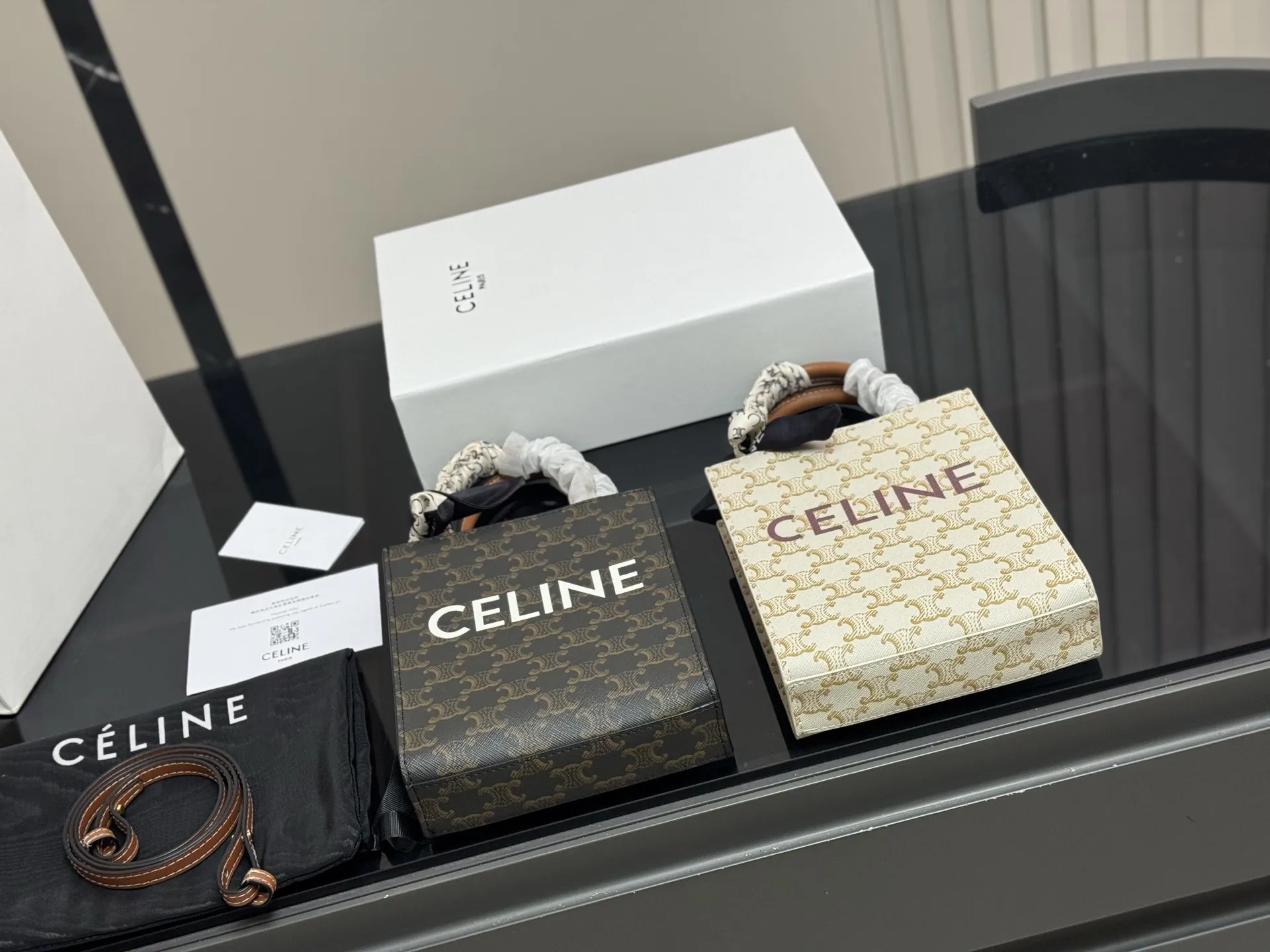 &yen;150 配折叠盒 size：17*21cm celine 老花 mini 琴谱 赛琳老花耐看耐用 可爱又超级大气的一款！ 它绝对是四季款！ydds