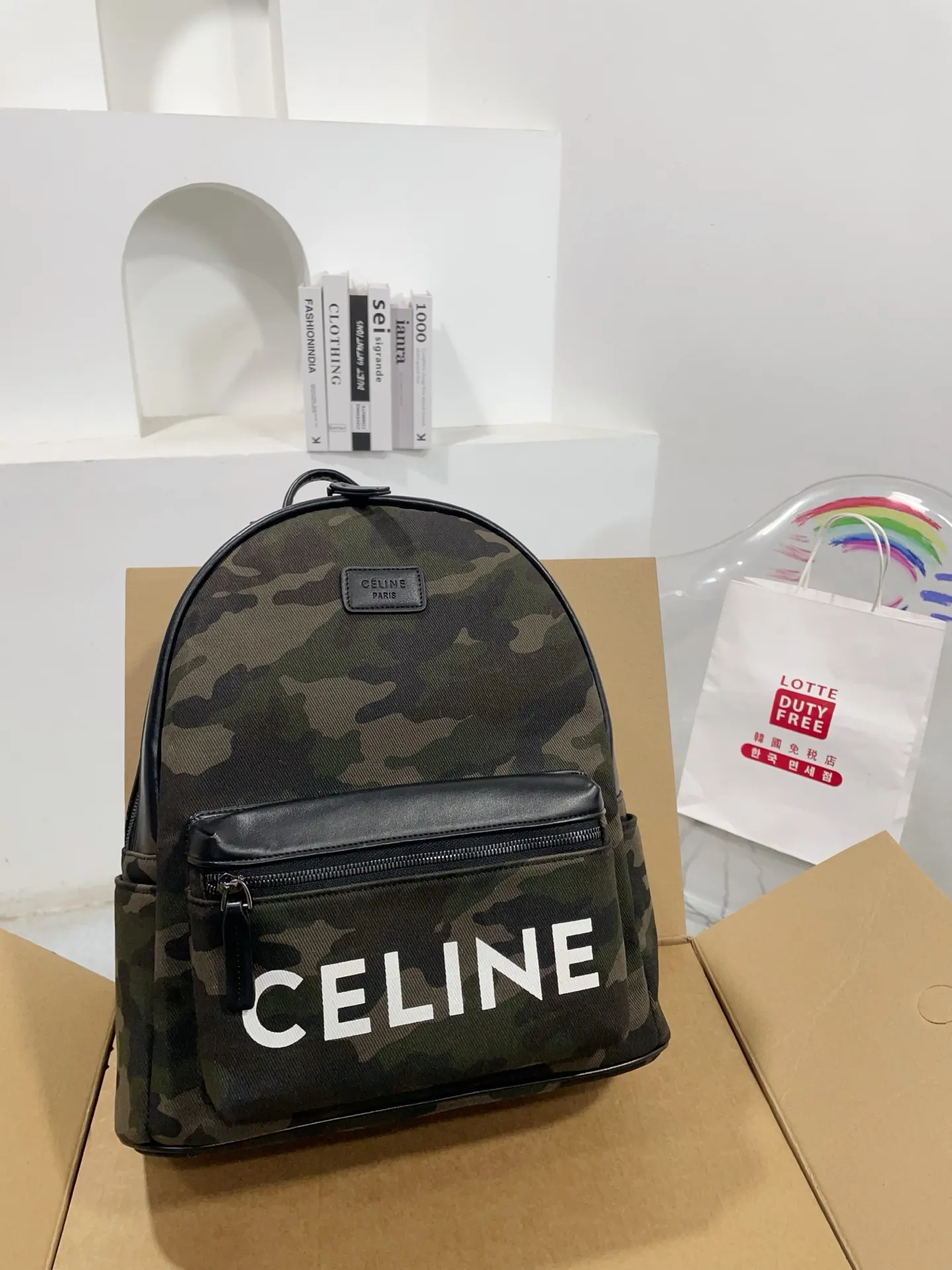 👑💰💰150💰 尺寸32/35cm 赛琳迷彩新款双肩包😍超好背哒，进口面料，果然时尚潮流是一个大轮回！复古又时尚百搭！