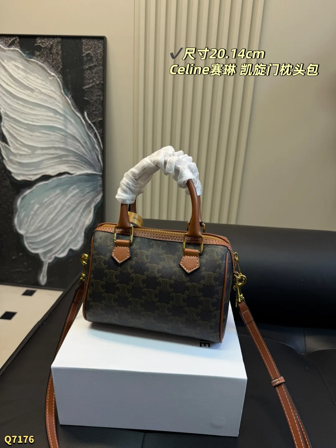 💰155 配盒带丝巾 尺寸:20.14cm CELINE赛琳凯旋门小号波士顿老花枕头包 lisa同款~小号比mini更实用更日常! 凯旋门老花复古感十足,不易过时!手拎可盐可甜,单肩又欲又酷~,既实用又时尚,盘它! 非常能装的包型,自带复古感,秋冬适配 小号容量可以放下手机 卡包 钥匙 粉饼 口红等… mini可爱 也能放下女生平时用到的化妆品