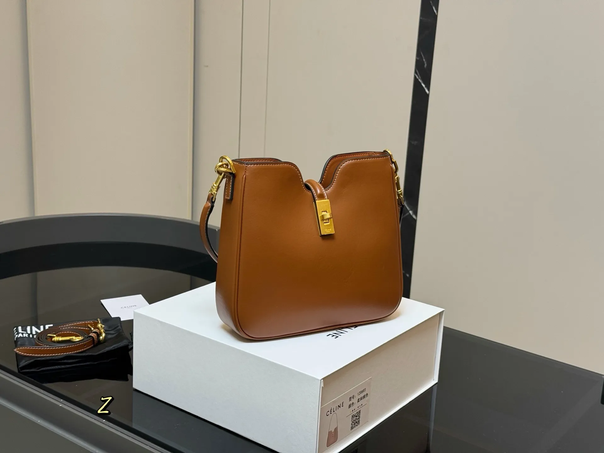 ¥190 折叠盒 size:24.21cm celine 赛琳ive新品托特包, 延续凯旋门 复古斜挎 , 耐看新款一点都不老套。