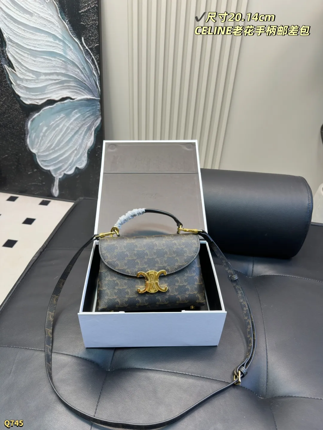 💰175配折叠盒 尺寸20.14cm 赛琳CELINE ｜老花NINO小号 经典元素：老花图案 复古与现代感兼具，辨识度高 相对于其它品牌的老花 Celine更低调跟年轻时髦 老花：帆布涂层 好处：轻便耐磨 防水 防刮蹭 护理简单 佩戴方式：手拿 斜挎 单肩