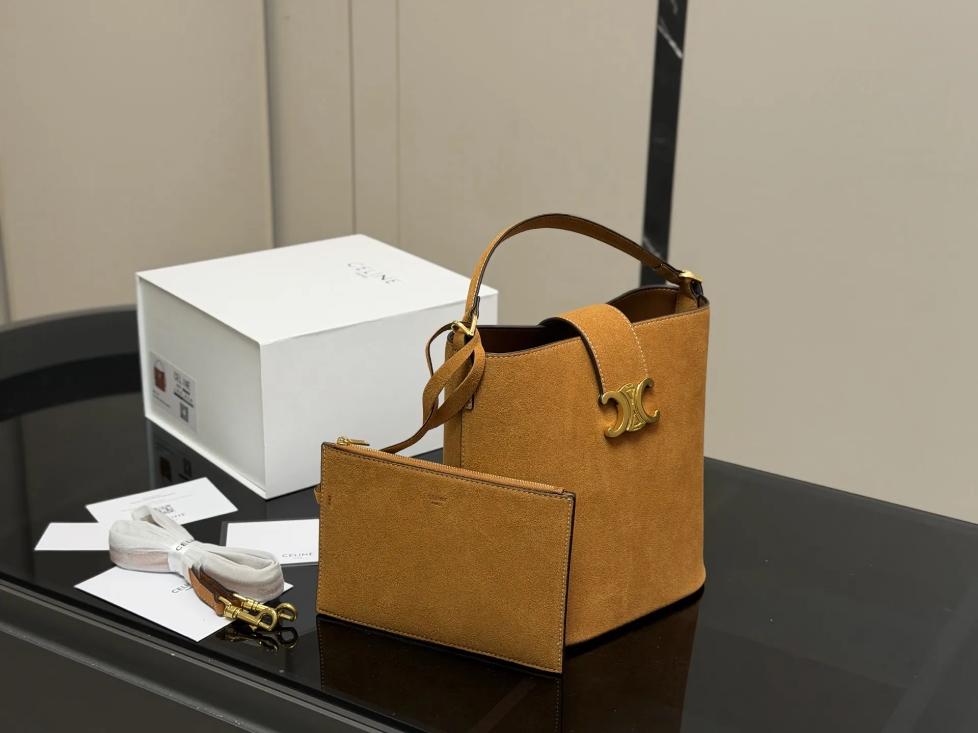 ¥185 配折叠盒 size: 24.24cm Celine 水桶包赛琳 一直很喜欢小牛皮的包 经久耐看 复古印花图案 有着高颜值的复古文艺气息🌱